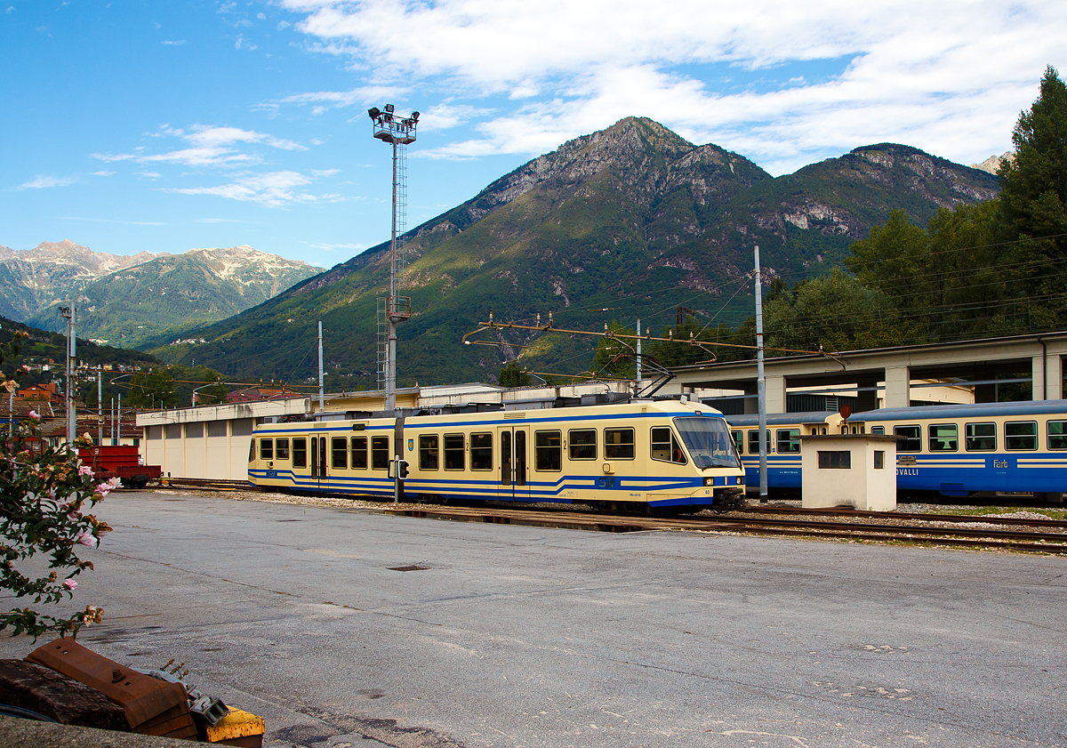 
Der ABe 4/6 63  Malesco  der SSIF (Societ� subalpina di imprese ferroviarie) ist am 15.09.2017 gerade von Domodossola losgefahren und durchf�hrt den Depotbereich bevor es auf die offene Strecke geht.

Bei dem Fahrzeug handelt es sich um einen Gelenktriebwagen mit Niederfluranteil, wobei das Fahrzeug kein Jakobs-Drehgestell besitzt, sondern das antriebslose Laufgestell fest unter der einen Wagenh�lfte sitzt, welche mit dem anderen Kasten �ber ein Wagengelenk verbunden ist. Dadurch konnte der Niederflurbereich �ber den Wagen�bergang durchgezogen werden, was bei einem Drehgestell unter dem Kastengelenk nicht m�glich gewesen w�re. Die beiden angetriebenen Drehgestelle befinden sich unter dem erh�hten Fahrgastraum hinter den F�hrerst�nden. Die 2.650 mm breiten Wagenk�sten sind geschwei�te Stahlkonstruktionen. Jeder der 15.450 mm langen Wagenk�sten besitzt auf jeder Seite eine zweifl�glige Schwenkschiebet�re. Praktisch die komplette Traktions- und Hilfsausr�stung befindet sich auf dem Wagendach, dies auch, weil die Besteller einen freien Durchblick nach vorne durch die F�hrerst�nde auf die Strecke gefordert hatten, was einen Einbau hoher Schr�nke in den Innenraum unm�glich machte. Die eingebaute Toilette wurde als eine eigenst�ndige Baugruppe vorfabriziert und als Ganzes eingebaut. Alle Sitze sind in der Grundkonstruktion gleich. Die Sitze der ersten Klasse besitzen aber andere Armlehnen und sind in der Anordnung 1-2 angeordnet, w�hrend die Sitze der 2. Klasse in der Anordnung 2-2 angeordnet sind.

Zw�lf dieser Gelenk-Triebwagen ABe 4/6 51–58 (FART), 61-64 (SSIF) wurden durch die Firma Vevey Technologies in Villeneuve VD (mechanischer Teil) und die Firma ABB (elektrischer Teil) hergestellt und 1992–1994 in Betrieb genommen. Acht Fahrzeuge gingen an die FART und vier Fahrzeuge an die SSIF, wobei zwischen diesen beiden Bahnen ein Betriebsvertrag besteht und die Fahrzeuge gemeinsam eingesetzt werden. Die Triebwagen k�nnen in Doppeltraktion verkehren und bew�ltigten lange die Hauptlast des  internationalen  Verkehrs der Centovallibahn zwischen Locarno und Domodossola.

Im Jahr 2011 liess die FART die vier ABe 4/6 55–58 zu ABe 4/8 verl�ngern. Die zus�tzlichen Wagenk�sten wurden bei Bombardier in Villeneuve eingebaut. Nach dem Umbau erhielten die Fahrzeuge die Nummern 45–48. Sie sind nun 44,00 m lang und verkehren als Centovalli-Express.

TECHNISCHE DATEN:
Spurweite: 1.000 mm
Achsformel: Bo'2'Bo'
L�nge �ber Puffer: 31.900 mm
Breite:  2.650 mm
Drehgestellachsstand:  2.000 mm
Dienstgewicht: 	45.9 t
H�chstgeschwindigkeit: 	80 km/h
Dauerleistung: 	640 kW (4x160kW)
Treibraddurchmesser: 	720 mm
Stromsystem:  1200 Volt DC
Anzahl der Fahrmotoren: 4
Antrieb: Asynchronmotoren
Steuerung:  GTO-Umrichter
