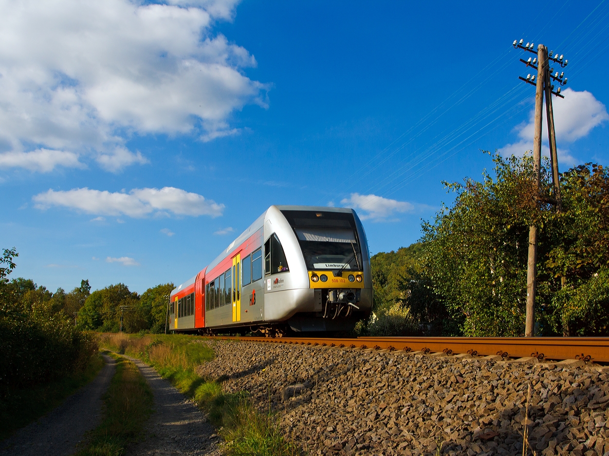 Der an die vectus Verkehrsgesellschaft mbH ausgeliehene VT 102 bzw. 508 102 der HLB (Hessischen Landesbahn) ein Stadler GTW 2/6 am 27.09.2013 kurz vor dem Bahnhof Unnau-Korb. 

Er f�hrt als RB 28 die Strecke Au/Sieg-Altenkirchen-Hachenburg-Westerburg-Limburg/Lahn (Oberwesterwaldbahn - KBS 461). 

Der Triebwagen mit den NVR-Nummern  95 80 0946 402-4 D-HEB / 95 80 0646 102-7 D-HEB / 95 80 0946 902-3 D-HEB wurde 1999 bei DWA unter der Fabrik-Nummer 508/008 f�r die HLB Betriebsbereich KNE (ex Kassel-Naumburger Eisenbahn) gebaut.