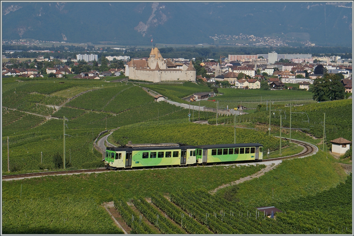 Der ASD Regionalzug 425, bestehend aus dem Bt 432 und dem BDe 4/4 402 in den Weinbergen Weinberge oberhalb von Aigle.
12. August 2015