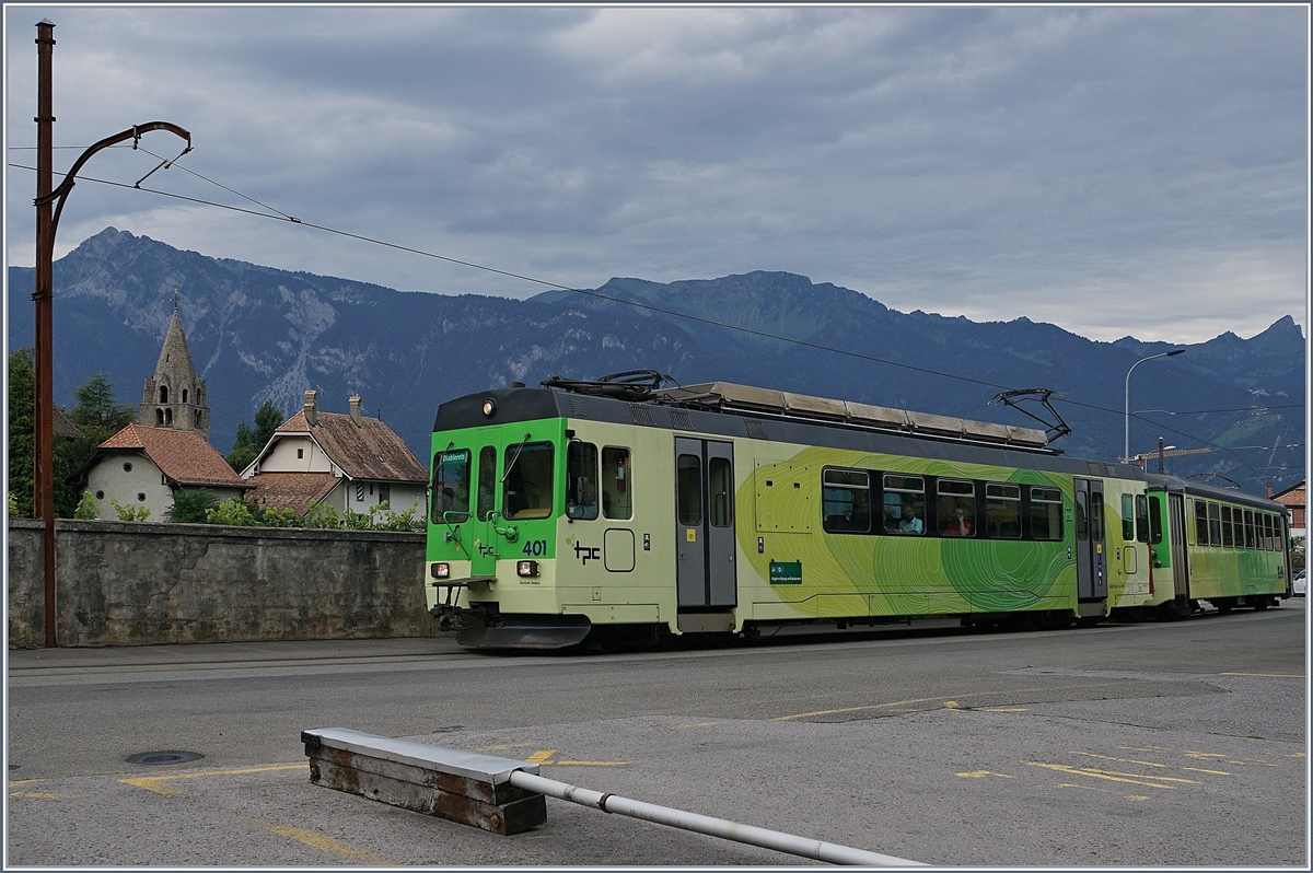 Der ASD TPC BDe 4/4 401 auf dem Weg nach Les Diablerets noch in den Strassen von Aigle.

1. Sept. 2019