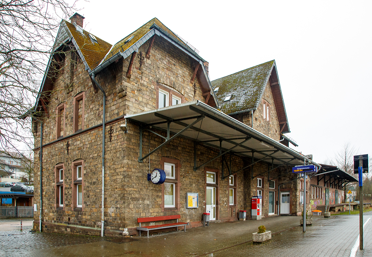 
Der Bahnhof Hachenburg am 04.01.2018, von der Gleisseite.
Der Bahnhof Hachenburg liegt an der ca. 65 km langen Eisenbahnstrecke Limburg–Altenkirchen „Oberwesterwaldbahn“ (KBS 461). Die Strecke wird f�lschlicherweise teilweise auch als Westerwald-Sieg-Bahn bezeichnet, dieses ist die neue Bezeichnung der hier haltenden Regionalbahnlinie RB 90 der Hessischen Landesbahn von Siegen �ber Betzdorf(Sieg) - Au (Sieg) – Altenkirchen – Hachenburg – Westerburg nach Limburg. 

Die RB 90 f�hrt zwischen Siegen und Westerburg im Stundentakt. Zwischen Westerburg und Limburg jedoch nur im Zweistundentakt, da die erforderlichen Infrastrukturma�nahmen nicht fertiggestellt  wurden.In Sto�zeiten wird zwischen Betzdorf und Altenkirchen im 30-Minuten-Takt gefahren. Einzelne Z�ge fahren auch ab/bis Kreuztal.
