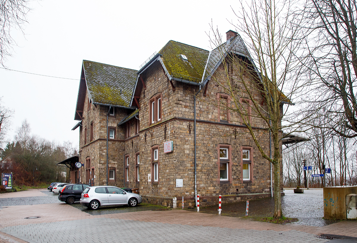 
Der Bahnhof Hachenburg am 04.01.2018, von der Stra�enseite.
Der Bahnhof Hachenburg liegt an der ca. 65 km langen Eisenbahnstrecke Limburg–Altenkirchen „Oberwesterwaldbahn“ (KBS 461). Die Strecke wird f�lschlicherweise teilweise auch als Westerwald-Sieg-Bahn bezeichnet, dieses ist die neue Bezeichnung der hier haltenden Regionalbahnlinie RB 90 der Hessischen Landesbahn von Siegen �ber Betzdorf(Sieg) - Au (Sieg) – Altenkirchen – Hachenburg – Westerburg nach Limburg. 

Die RB 90 f�hrt zwischen Siegen und Westerburg im Stundentakt. Zwischen Westerburg und Limburg jedoch nur im Zweistundentakt, da die erforderlichen Infrastrukturma�nahmen nicht fertiggestellt  wurden.In Sto�zeiten wird zwischen Betzdorf und Altenkirchen im 30-Minuten-Takt gefahren. Einzelne Z�ge fahren auch ab/bis Kreuztal.