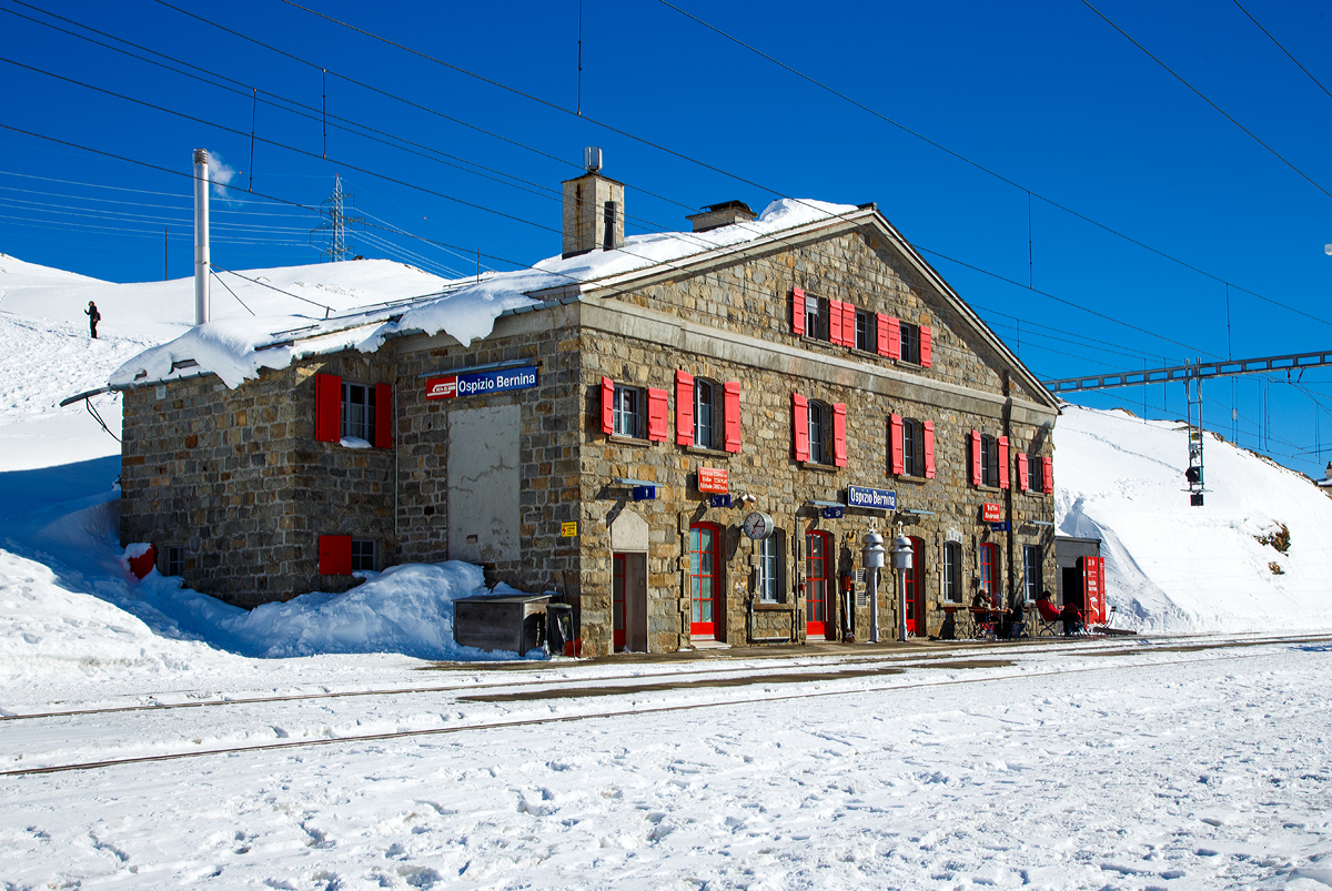 Der Bahnhof Ospizio Bernina (Bernina Hospiz) bei wundersch�nen Wetter am 18.02.2017. Er ist mit 2256 m �. M. (laut Tafel, andere Quelle schreiben 2253 m) die h�chstgelegene Bahnstation im Netz der Rh�tischen Bahn. 