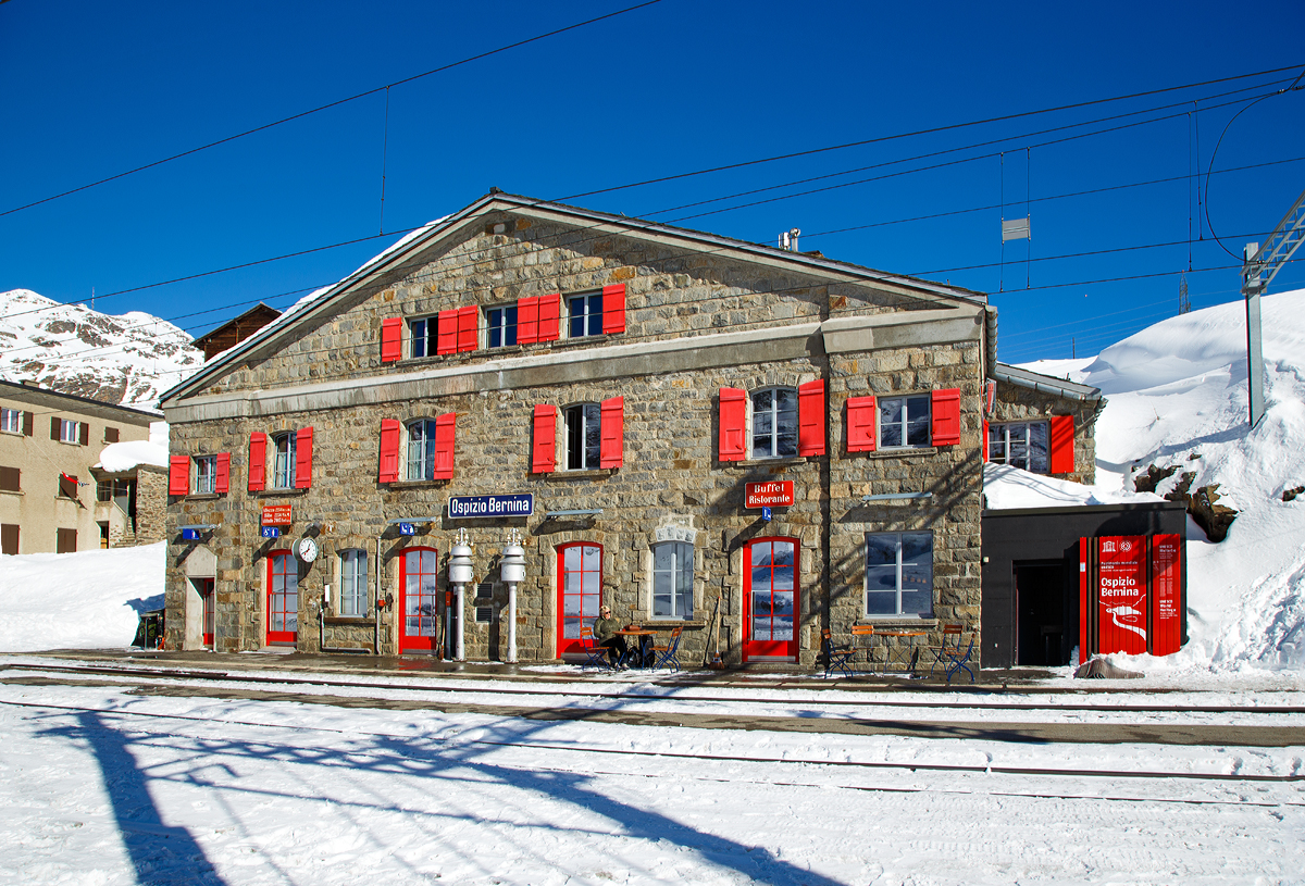 Der Bahnhof Ospizio Bernina (Bernina Hospiz) bei wundersch�nen Wetter am 18.02.2017. Er ist mit 2256 m �. M. (laut Tafel, andere Quellen schreiben 2253 m) die h�chstgelegene Bahnstation im Netz der Rh�tischen Bahn. 