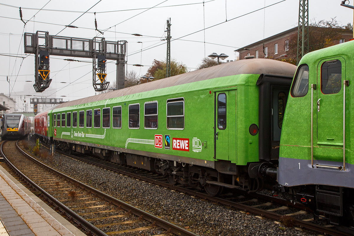 Der Barwagen „Deine Bord-Bar“  D-GfF 56 80 89-90 673-5 WGmz 038.8 der GfF - Gesellschaft für Fahrzeugtechnik mbH in Crailsheim (ein ehemaliger Gesellschaftswagen bzw. Buffetwagen), eingereiht in den REWE - Supermarkt-Zug, hier am 12.11.2021 im Bahnhof Gießen.

Von der einstigen, fast 50 Wagen zählenden,  Gesellschaftswagenflotte  der Deutschen Bundesbahn ist nicht mehr geblieben. Der Ur-Wagen wurde 1963 von Wegmann in Kassel als Halbspeisewagen 10 724-1 der Gattung BRbu4üm-61gebaut, weiterer Lebenslauf.
• später DB 51 80 85-40 028-2  der Gattung BRbumh 282,
• 1979 Umbau von Wegmann zum DB 51 80 89-80 768-0 der Gattung WGm 840
• 2000 Umbau von PFA Weiden zum D-DB 61 80 89-90 673-8 der Gattung WGmz 820
• 2013/2014 Verkauf an die GfF - Gesellschaft für Fahrzeugtechnik mbH in Crailsheim, neue Nummer  D-GfF 56 80 89-90 673-5  WGmz 038.8.

Zugelassen ist der RIC-Wagen (Regolamento Internazionale delle Carrozze, kurz RIC, deutsch: Vereinbarung über den Austausch und die Benutzung der Reisezugwagen im internationalen Verkehr) für 200 km/h in Deutschland, Österreich, Italien, Frankreich, Polen und den Niederlade.

TECHNISCHE DATEN (laut Anschriften):
Spurweite: 1.435 mm (Normalspur)
Länge über Puffer: 26.400 mm
Wagenkastenlänge: 26.100 mm
Drehzapfenabstand: 19.000 mm
Achsstand im Drehgestell: 2.500 mm
Leergewicht: 47 t
Höchstgeschwindigkeit: 200 km/h
Bremsbauart: KE-GPR-AMg (D) 

