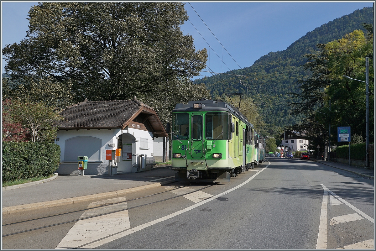 Der BDeh 4/4 81 mit seinem Bt 63 macht bei der Haltestelle Bex Pont-Neuf einen kurzen Halt; nun schon wieder im Tal, hat der Regionalzug 537 sein Ziel Bex schon fast erreicht.

11. Oktober 2021