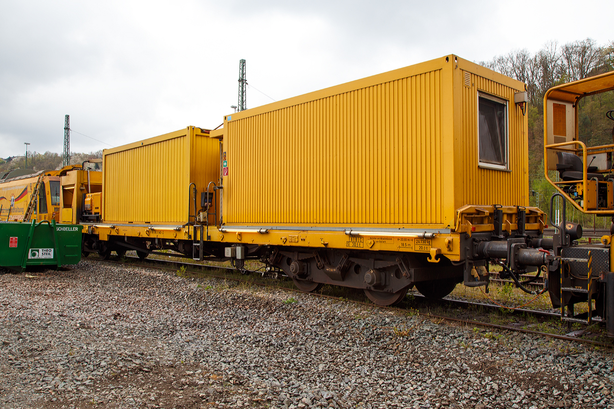 
Der Beiwagen 31 80 390 5 945-2 der DB Netz AG zum LINSINGER Schienenfräszug SF 03 W-FFS, Schweres Nebenfahrzeug Nr. 97 33 07 005 18-9 (UFM 601). Ein Drehgestell-Flachwagen mit Werkstatt- und Aufenthaltscontainer, sowie Späne-Silo, steht am 23.04.2016 in Betzdorf/Sieg. 

Technische Daten:
Wagenbauart: Drehgestell-Flachwagen
Gattung: ähnlich Rs 680 (evtl. aus Umbau)
Länge über Puffer: 20.000 mm
Drehzapfenabstand: 13.000 mm
Achsabstand im Drehgestell: 2.000 mm
Länge der Ladefläche: 18.500 mm
Eigengewicht: 24.730 kg
Nutzlast: 30,5 t