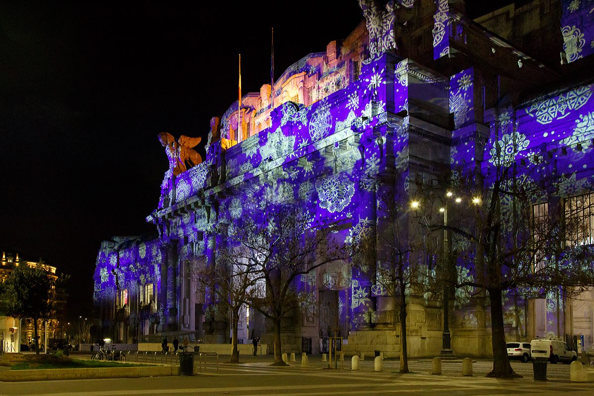 Der Blick auf die Front von dem Empfangsgebäude vom Milano Centrale (Mailand Zentral) am 30.12.2015, mit weihnachtlicher Lichtanstrahlung. 

Für uns hieß es nun Abschied nehmen.