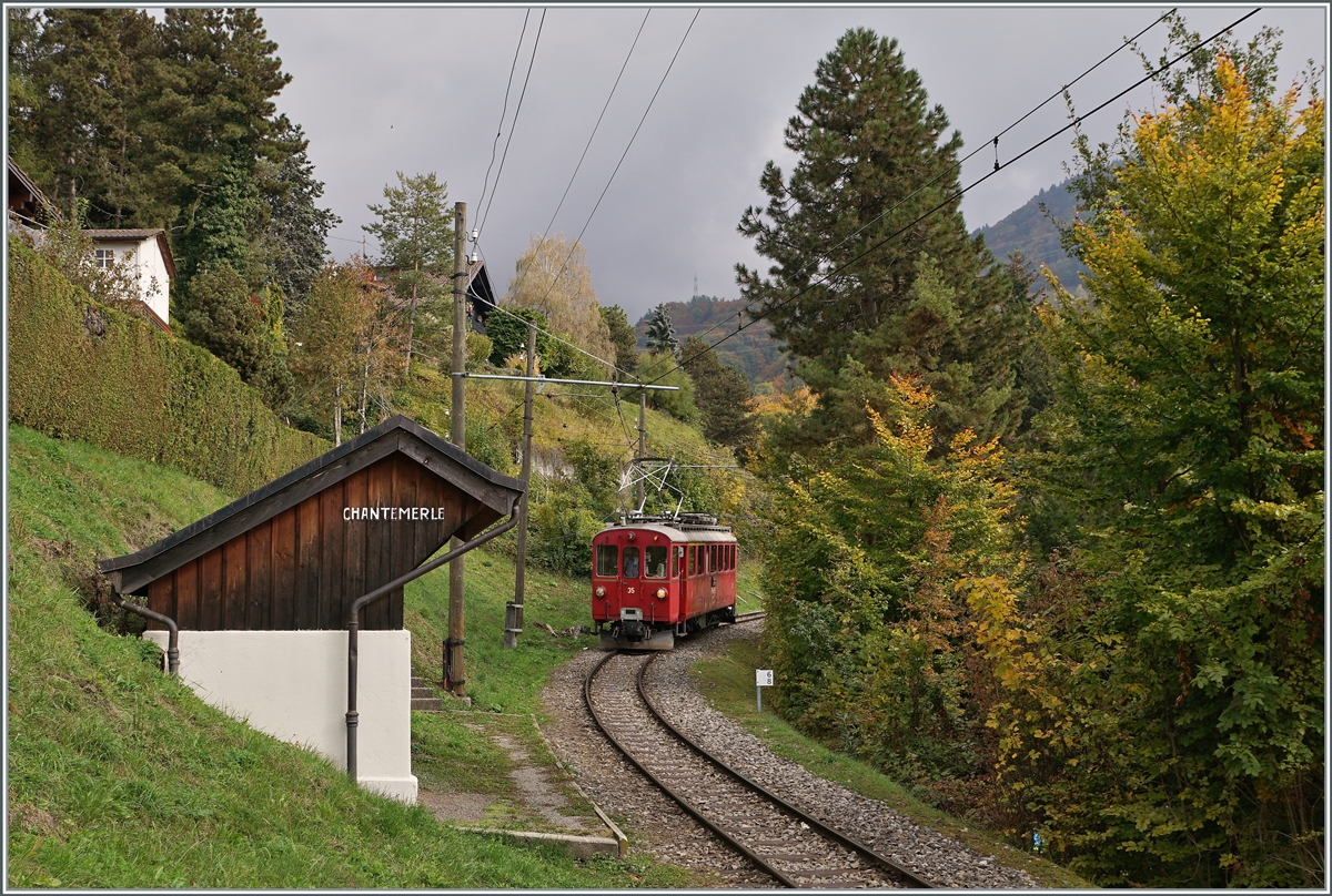 Der Blonay-Chamby Bernina Bahn ABe 4/4 I N° 35 erreicht auf seiner Fahrt nach Blonay die Haltestelle Chantemerle. 

18. Okt. 2020