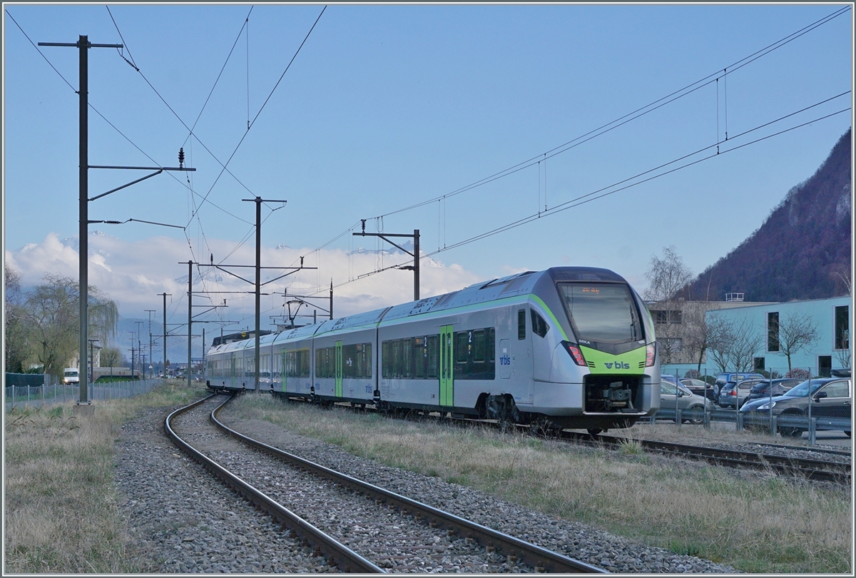 Der BLS RABe 528 109 ist als R 91 6125 von St-Gingolph nach Brig unterwegs und verlässt  Bouveret in Richtung St-Maurice. 

4. März 2024