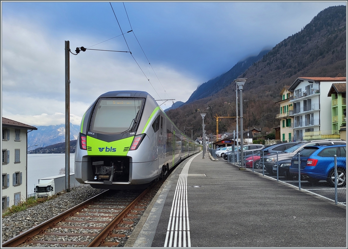 Der BLS RABe 528 109 wartet in St-Gingolph der als R 91 6125 auf die Abfahrt nach Brig. 

4. März 2024