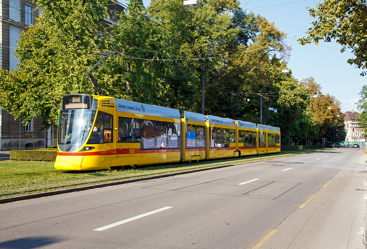 
Der BLT Be 6/10 „Tango“ 174 f�hrt am 25.09. 2016, als Linie 10 (Rodersdorf - Dornach Bahnhof) in Basel durch den Aeschengraben und erreicht bald die Haltestelle Basel Bahnhof SBB.

Der Triebwagen 174 der BLT (Baselland Transport AG) ist einer der  2. Serie und wurde 2015 von Stadler Altenrhein gebaut.

Der Stadler Tango ist eine Produktgruppe modularer Stra�enbahn- und Stadtbahn-Fahrzeuge des Herstellers Stadler Rail.

Im Gegensatz zur der von Adtranz �bernommenen Variobahn/Variotram ist der Tango eine Eigenentwicklung basierend auf diversen Komponenten, die bereits bei den Stadler-eigenen Produktfamilien GTW und FLIRT zum Einsatz kommen. Mit der Variobahn kann der Tango allerdings eine Reihe von Komponenten gemeinsam haben. Im Unterschied zur Variobahn basiert der Tango auf Drehgestellen, was einen besseren Federungskomfort erm�glicht, aber 100 % Niederflur verhindert.

Neben den Fahrzeugen f�r Bochum, Basel und Lyon z�hlt Stadler auch Fahrzeuge f�r die Forchbahn und die Trogenerbahn zur Tango-Produktfamilie.

TECHNISCHE DATEN der Be 6/10 „Tango“ (Variante Basel) :
Typen-Bezeichung : Be 6/10
Hersteller: Stadler Altenrhein
Baujahre: ab 2008 – 2016
Anzahl der Fahrzeuge: 38
Fahrzeugnummern: 151 - 189
Achsformel: Bo'2'Bo'2'Bo'
Spurweite: 1.000 mm
L�nge �ber Alles: 44.890mm
H�he:  3.547 mm
Breite: 2.300 mm
Leergewicht: 57,0 t
Drehzapfenabstand: 9.250 mm bzw. 10.040 mm
Radsatzabstand im Triebdrehgestell: 1.750 mm
Radsatzabstand im Laufdrehgestell: 1.400 mm 
H�chstgeschwindigkeit: 80 km/h
Stundenleistung:  6 � 125 kW 
Antriebe:
Als Antrieb werden vom  Tango  sechs Motoren der Firma Traktionssysteme Austria GmbH (TSA) eingesetzt. Diese Firma belieferte Stadler Rail zB. schon mit Motoren f�r SBB-Fahrzeuge, wie auch viele andere Hersteller und Bahnbetriebe. Die Leistung der Motoren vom Typ TMF 42-24-4 wird mit 125 kWatt (max. 165 kWatt) bei rund 400 Volt/220 A Versorgungsspannung spezifiziert. Jede Antriebseinheit, bestehend aus zwei Motoren mit wassergek�hlten IGBT Stromrichtern pro Fahrwerk und wiegt 922 kg inkl. Getriebe (�bersetzungsverh�ltnis 1:6,3238). Es handelt sich um fremdbel�ftete, einlagige, asynchrone Drehstromtraktionsmotoren. 

Treibraddurchmesser: 680 mm
Laufraddurchmesser: 580 mm
Stromsystem: 600 V DC (=)
Sitzpl�tze: 101
Stehpl�tze: 167
Niederfluranteil: 75 %
Fu�bodenh�he: 320 mm (Niederflur) / 905 mm (Hochflur)
Art: Einrichtungsfahrzeug
Spezielles: klimatisiert, BLT FreeNet (gratis WLAN)
