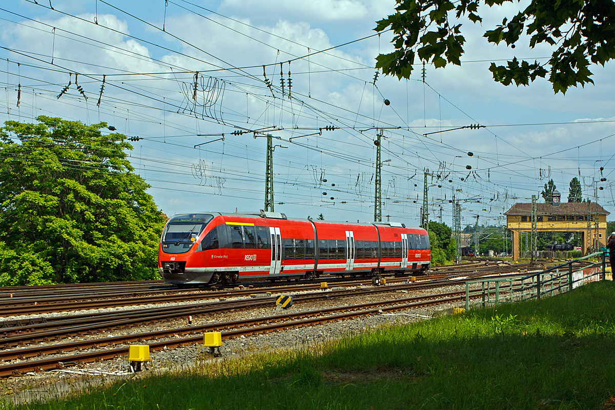 
Der Bombardier Talent Dieseltriebzug 643 514-3 / 943 014-0 / 643 014-3  Kirrweiler (Pfalz)   der DB Regio RheinNeckar am 31.05.2014, hier als RB 53 Wissembourg - Winden (Pfalz) -  Landau (Pfalz) - Neustadt (Weinstraße) kurz vor der Endstation dem Hauptbahnhof Neustadt an der Weinstraße.
