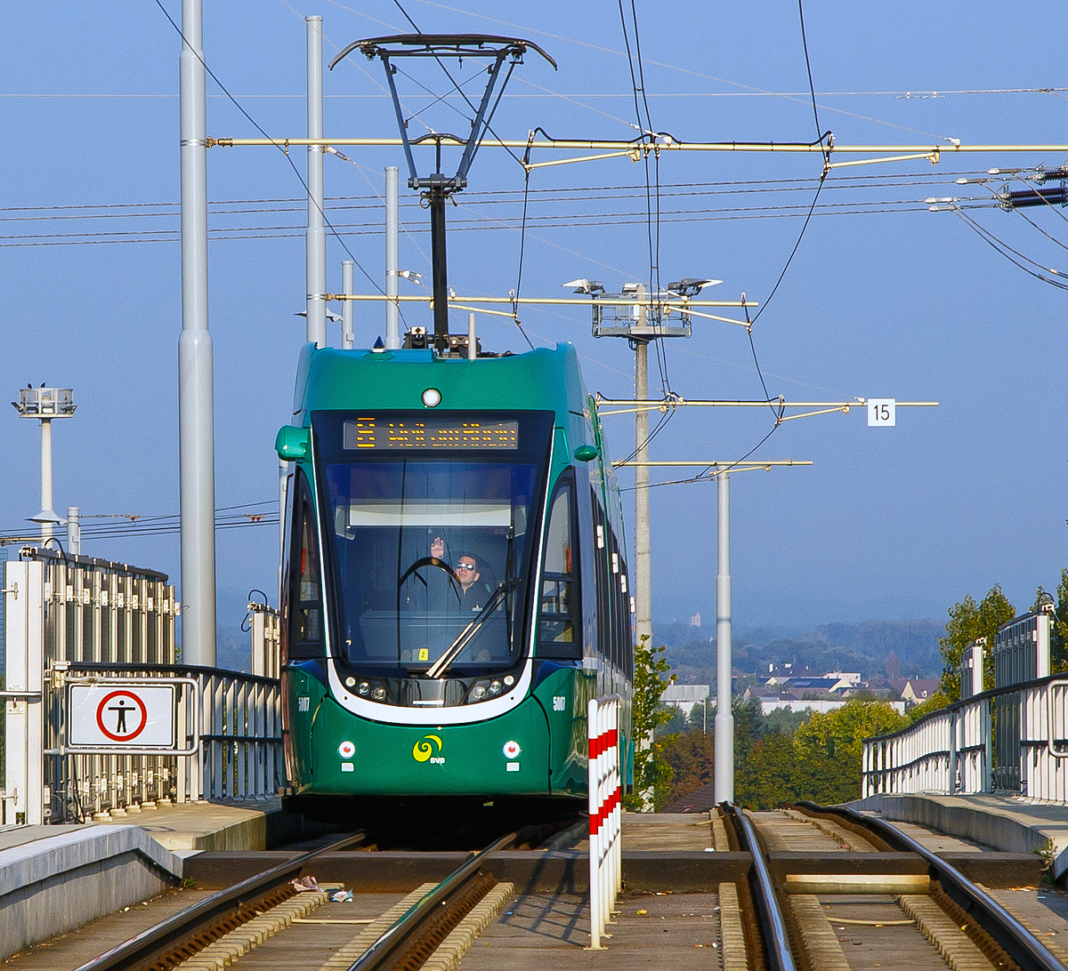 Der BVB Be 6/8 5007 ein siebenteiliger Bombardier FLEXITYBasel (auch Bombardier Flexity 2), Baujahr 2015, erreicht als Line 8 die Endstation Weil am Rhein Bahnhof/Zentrum, welches sich auf der neugebauten Strassenbahnbr�cke, direkt neben der Friedensbr�cke, befindet.  

Seit dem Fahrplanwechsel am 14. Dezember 2014 f�hrt die Tramlinie 8 auf einer Neubaustrecke �ber ihrem fr�heren Endpunkt Kleinh�ningen in Basel hinaus durch Friedlingen zum Bahnhof Weil am Rhein, wo seitdem ferner die s�dlichste Stra�enbahnhaltestelle Deutschlands liegt. 

Die Linie 8 wurde via Weil – Friedlingen bis zum Bahnhof von Weil am Rhein verl�ngert und ging zum Fahrplanwechsel am 14. Dezember 2014 in Betrieb. Dies ist seit 47 Jahren wieder die erste grenz�berschreitende Tramlinie der BVB.  Die Wendeschleife ist am Europaplatz. Die 2,8 km lange Neubaustrecke hat, inklusive zweier neu gebauter Br�cken, 104 Millionen Franken gekostet. 