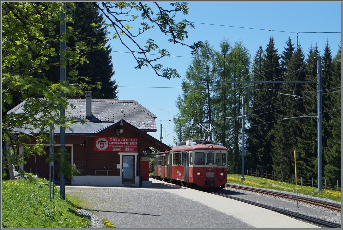 Der CEV BDeh 2/4 und sein Bt warten auf Les Pléiades auf die Talfahrt.
18. Mai 2015