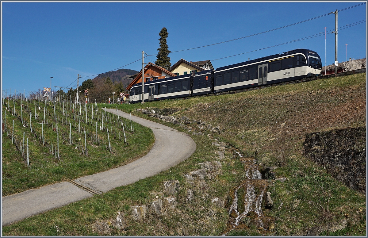 Der CEV MVR Abeh 2/6  St-Légier La Chiesaz  an der erst vor kurzem freigeschnittenen Fotostelle bei Plachchamp als Regionalzug im Lokalverkehr auf der Fahrt nach Montreux. 

16. März 2020