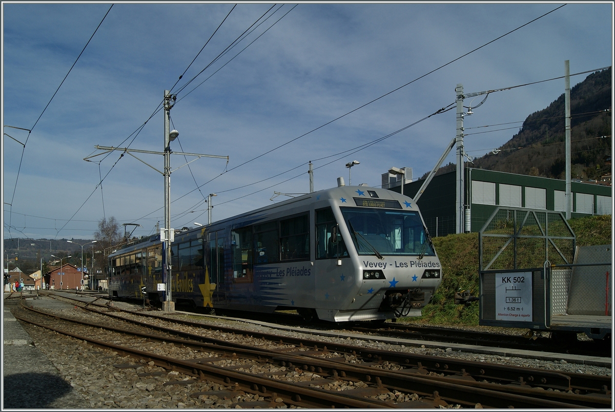 Der CEV MVR  Train des Etoiles  Beh 2/4 71 und Bt 234 in Blonay, mangels Schnee auf dem Abstellgleis. 
30. Jan. 2016