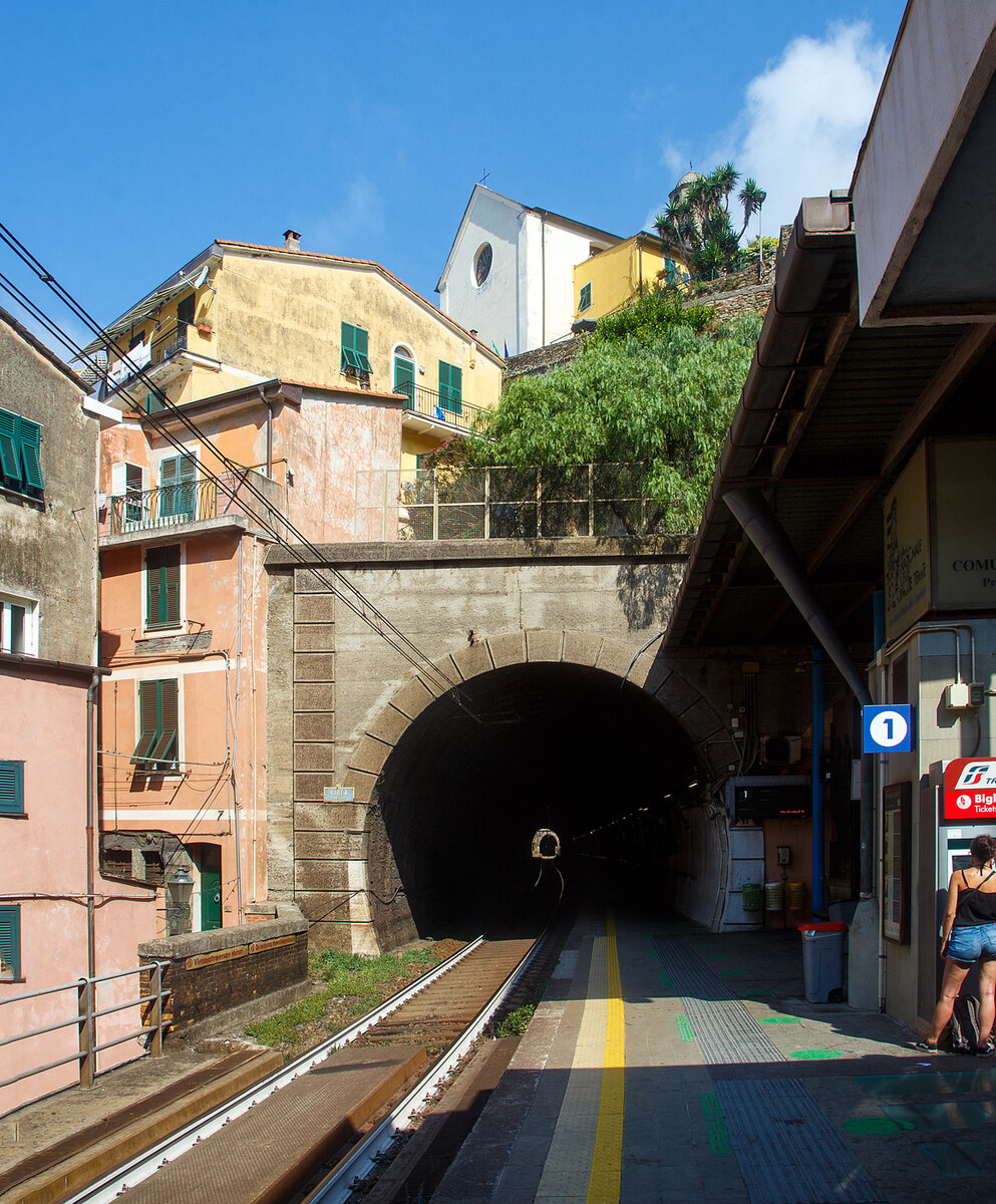 Der Cinque Terre Bahnhof Vernazza an der Bahnstrecke Pisa–Genua (RFI Strecke-Nr. 77 / KBS 31 La Spezia–Genua) am 22.07.2022. Hier mit Blick (und Durchblick) auf den nördlichen Tunnel Gleis 1/Bahnsteig 1 (in Richtung Levanto).

Vernazza ist eines der fünf Dörfer der Cinque Terre (Fünf Ortschaften) und verfügt, wie die anderen Dörfer, über einen Bahnhof an der Bahnstrecke Pisa–Genua (RFI Strecke-Nr. 77 / KBS 31 La Spezia–Genua). Der Bahnhof liegt zwischen zwei zweigeteilten Tunneln, jeder Bahnsteig hat seine eigenen Tunnelröhren. Wie auch in Riomaggiore passen die Bahnsteige nicht komplett unter freien Himmel, der Rest der Bahnsteige ist jeweils in einem der Tunneln. 

Oben die Kirche San Francesco (Chiesa di San Francesco) vom gleichnamentlichen Kloster Convento di San Francesco, welches hinter der Kirche liegt.
