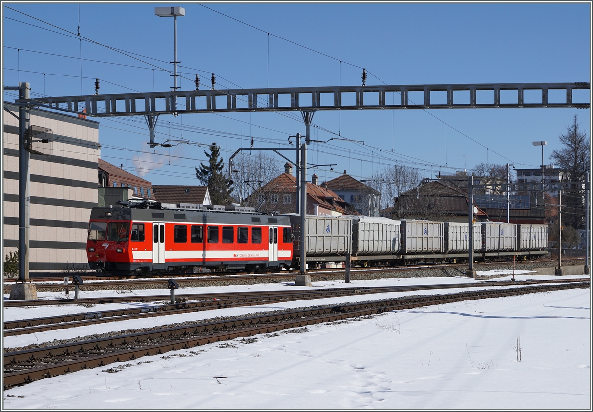 Der CJ Be 4/4 617 (ex FW) erreicht mit einem Müllzug in La Chaux de Fonds. Zwar wurde ausserhalb von La Chaux de Fonds eine Güterzugsanlage erstellt, doch müssen die Güterzüge zum Fahrrichtungswechsel weiterhin in den Bahnhof von La Chaux-de-Fonds fahren. 
18. März 2016 