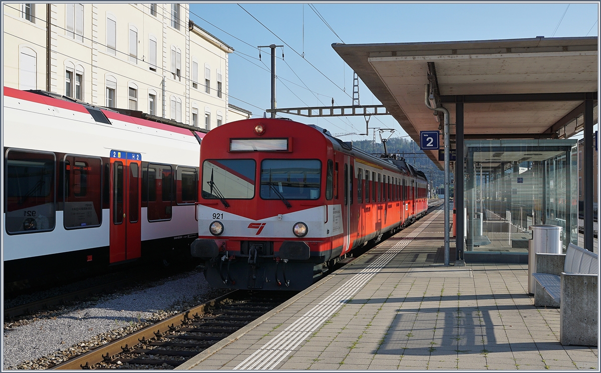 Der CJ Regionalzug 26426 nach Alle wartet in Porrentruy auf die Abfahrt.

23. Juli 2019