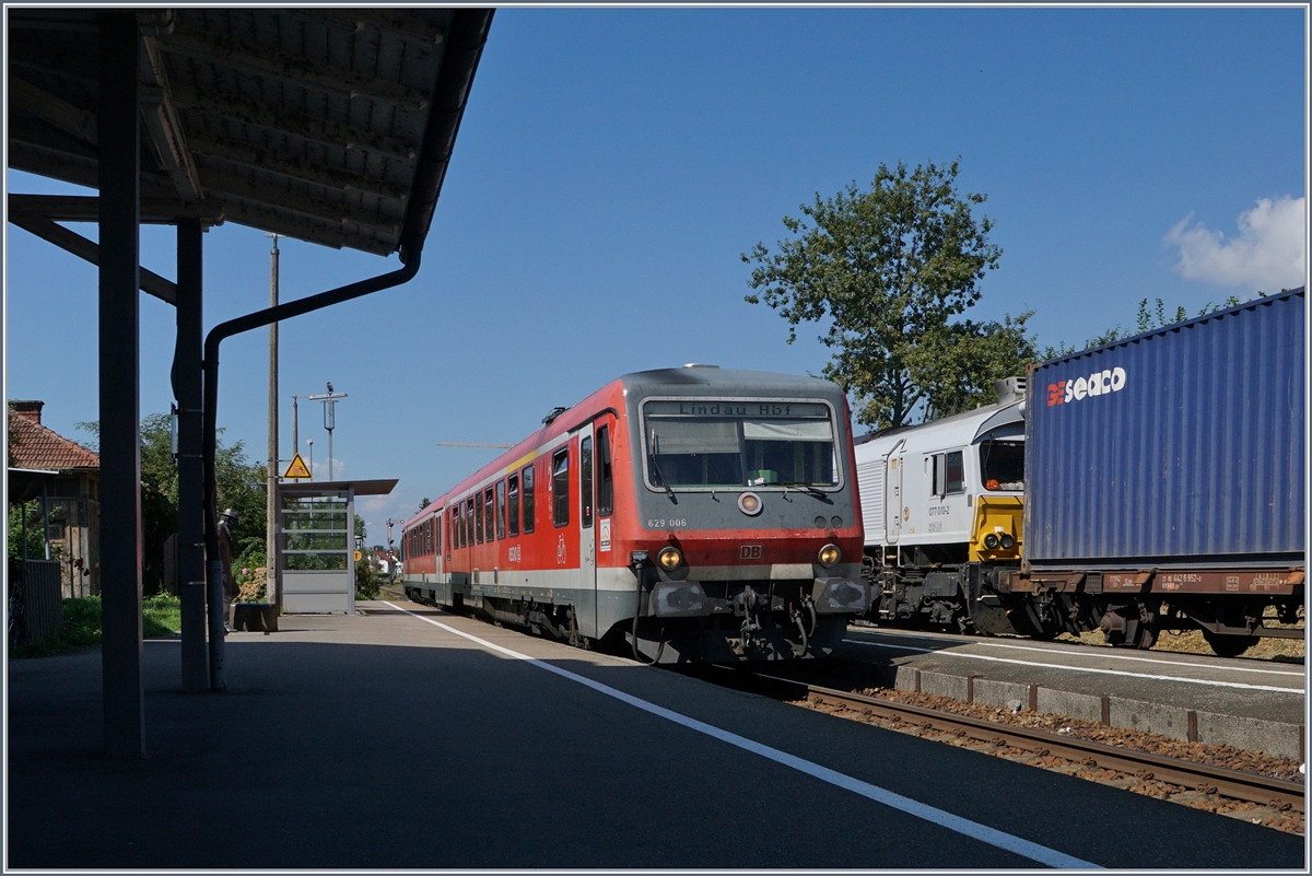 Der DB 629 006 erreicht auf seiner Fahrt nach Lindau den Bahnhof Nonnenhorn. 

9. Sept. 2016