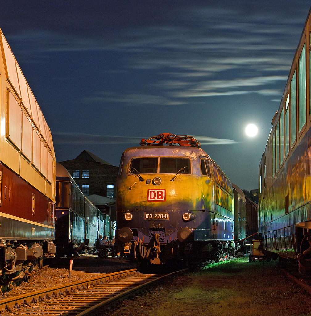 
Der DB-Touristikzug  Paradiesvogel , die 103 220-0  am 14.06.2014 beim DB Museum Koblenz-Lützel. 
Die Aufnahme wurde anlässlich einer öffentlichen Veranstaltung gemacht. 

Die Lok wurde 1973 bei Krauss-Maffei in München unter der Fabriknummer 19633 gebaut, der elektrische Teil ist von Siemens. Im Jahr 1995 wurde sie für den DB-Touristikzug bunt-gescheckt in saphirblau, laubgrün, verkehrsgelb, himmelblau und reinweiß lackiert, wodurch die Elemente Wasser, Land und Luft versinnbildlicht wurden. Die z-Stellung erfolgte bereit 2002, aber erst im Dezember 2012 wurde sie ausgemustert, seit 2013 ist sie im Bestand vom DB Museum.
