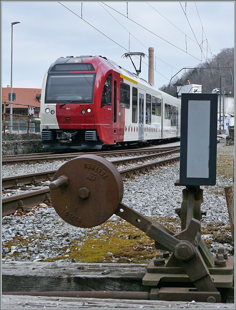 Der Der TPF SURF ABe 2/4 - B - Be 2/4 101  Moitié-Moitié  wartet in Broc Fabrique als S 60 14961 auf die Abfahrt nach Bulle.

3. April 2021
