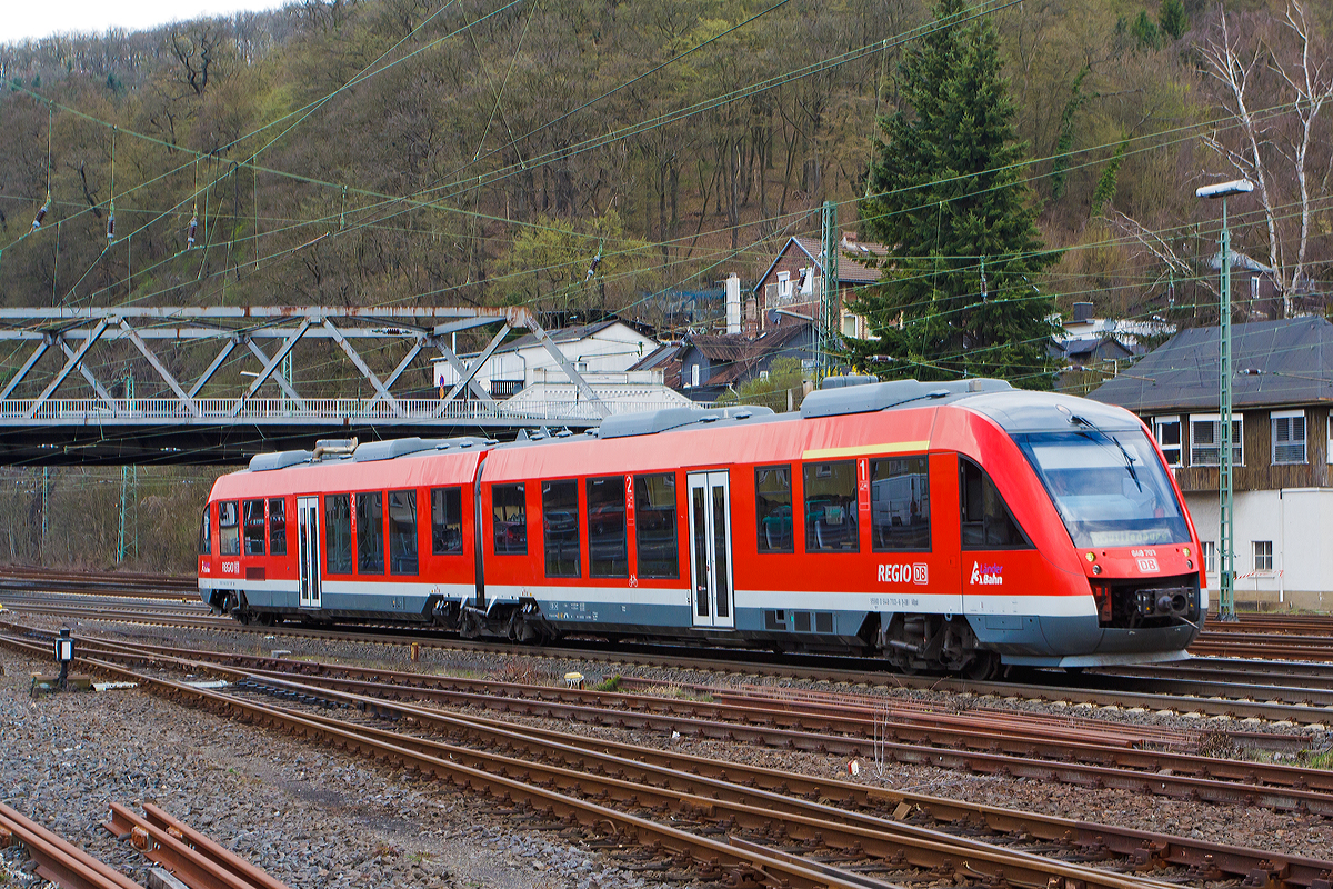 
Der Dieseltriebwagen 648 701 / 648 201 (95 80 0648 701-0 D-DB / 95 80 0648 201-1 D-DB) ein Alstom Coradia LINT 41 der DB Regio (DreiLänderBahn) als RB 95 (Au/Sieg-Siegen-Dillenburg) fährt am 123.03.2014 in seine Endstation den Bahnhof Dillenburg ein.

Der Dieseltriebzug wurde 2004 von Alstom (LHB) in Salzgitter unter der Fabriknummer 1001222-001 gebaut. 
