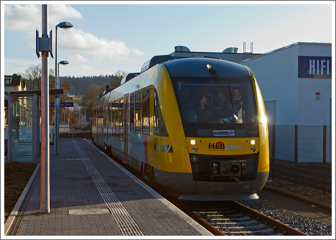 Der Dieseltriebwagen VT 270 ein Alstom Coradia LINT 41 der HLB (Hessischen Landesbahn) als RB 92  Biggesee-Express  steht am 02.02.2014 am Haltepunkt Olpe zur Abfahrt nach Finnentrop bereit. 
Olpe ist heute nur noch Haltepunkt, bis 1983 war es ein Durchgangsbahnhof (das Bahnhofsgebäude steht noch) an der KBS 442  Biggetalbahn  (Finnentrop - Olpe - Freudenberg). Olpe ist heute die Endstation der nun 23,6 km lange eingleisigen, nicht elektrifizierte Nebenbahn. 

Es ist ungewöhnlich, dass die HLB bereits auf dieser Strecke anzutreffen ist, denn eigentlich fährt dieses Jahr noch die 3-Länder-Bahn (DB Regio). Grund war wohl eine GPSinfradat-Fahrt, evtl. für spätere Interaktive Schulung der Fahrzeugführer der HLB auf der Strecke, da die HLB ab 2015 das gesamte Dieselnetz in der Region (Dieselnetz Eifel-Westerwald-Sieg) bedient.

Der LINT 41 wurde 2011 von Alstom gebaut, er hat die NVR-Nummern 95 80 0648 010-6 D-HEB und 95 80 0648 510-5 D-HEB und die EBA-Nummer EBA 10C 08B 001. 