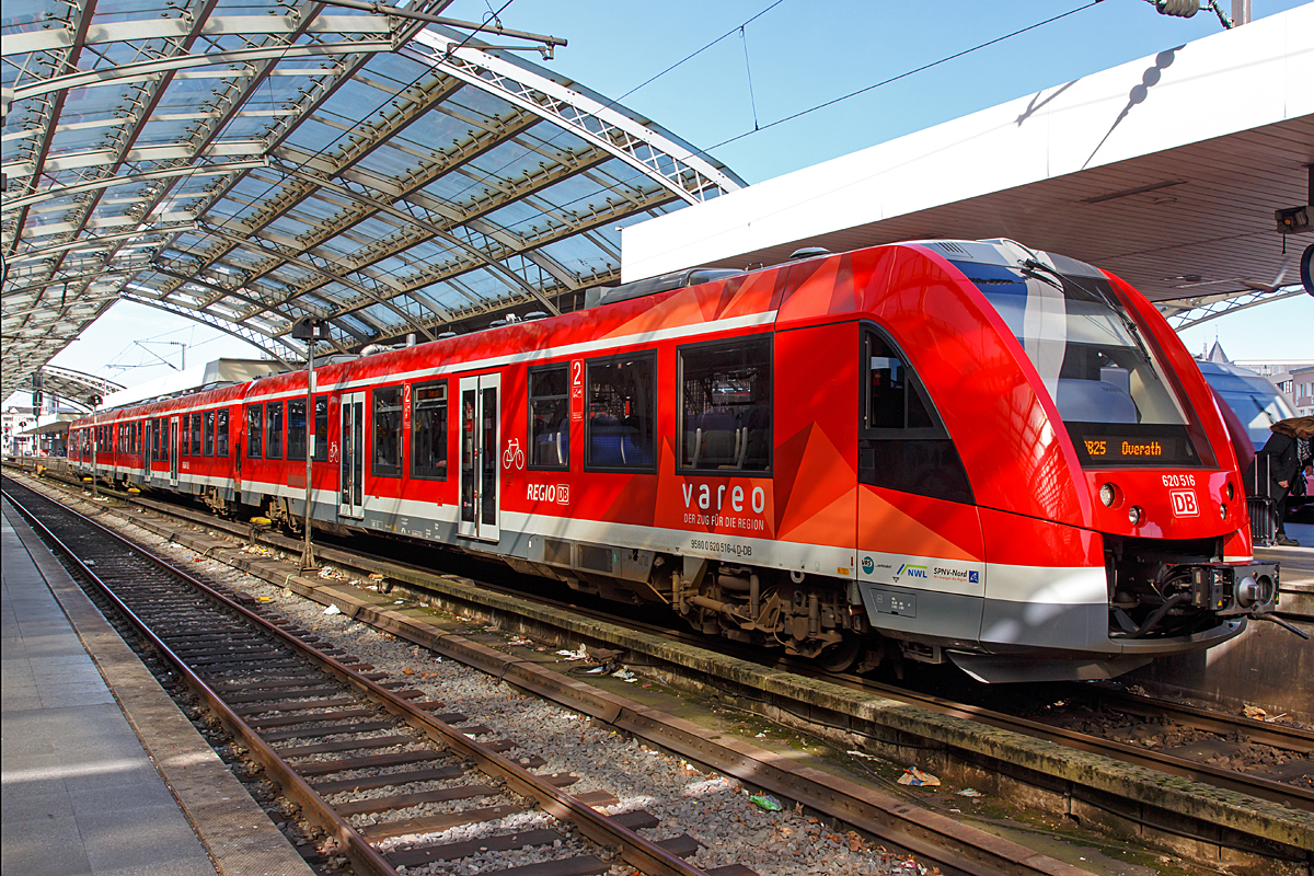 
Der dreiteilige Dieseltriebzug - ALSTOM Coradia LINT 81 - 620 516 / 621 016 / 620 016 der DB Regio (VAREO) am 08.03.2015 beim Halt im Hauptbahnhof Köln. Er fährt als RB 25  Oberbergische Bahn  (Köln Hansaring - Overrath).