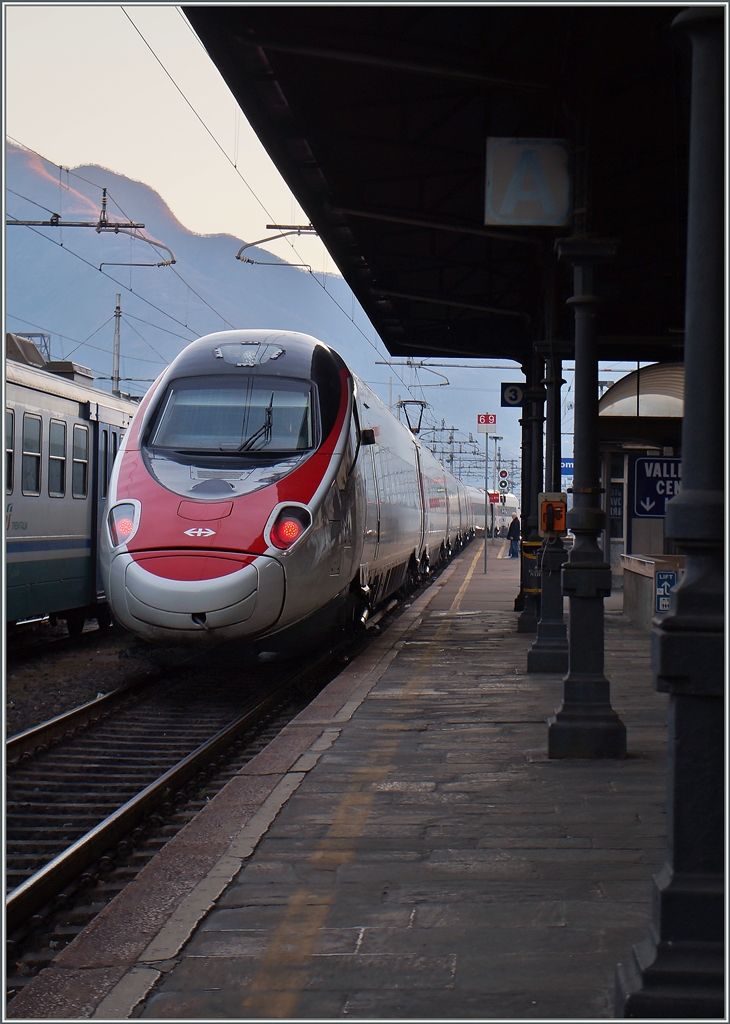 Der EC 39 nach Milano verlässt Domodossola.
27. Dez. 2015