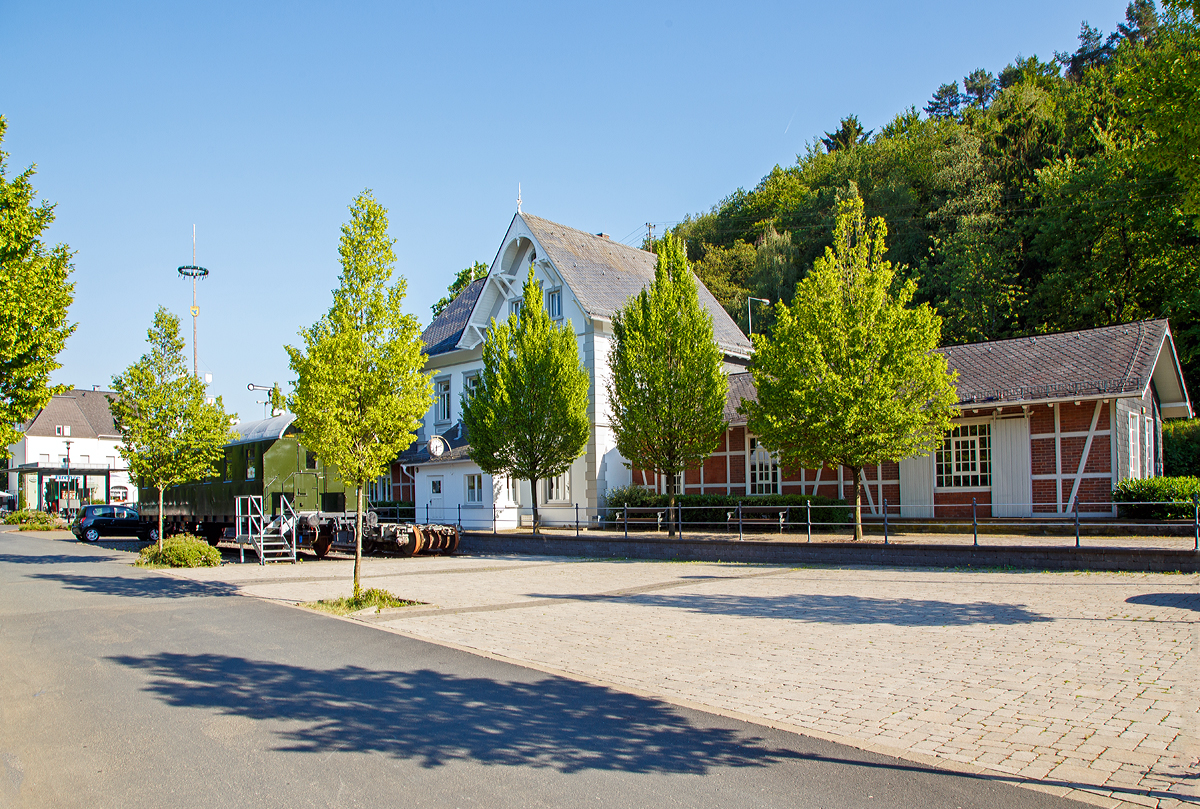 
Der ehemalige Bahnhof  Deuz (heute Netphen-Deuz) der Kleinbahn Weidenau–Deuz GmbH, am 19.06.2019. 
Die GmbH wurde am 4. Juni 1904 gegründet. Das Kapital brachten zu gleichen Teilen das Königreich Preußen, die Provinz Westfalen und der Kreis Siegen auf. Ziel war es, das Amt Netphen im oberen Siegtal mit einer Bahn (Johannlandbahn) zu erschließen.

Der Personen- und Güterverkehr auf dem 11,3 Kilometer langen Teilstück von Weidenau nach Deuz wurde am 1. Dezember 1906 aufgenommen. Die Fortsetzung bis Irmgarteichen-Werthenbach (4,8 km) folgte für Personenzüge am 1. Dezember 1916 und für Güterzüge am 21. Mai 1917.

Über mehrere Jahrzehnte entwickelten sich die Verkehrsleistungen positiv. Auch nach der Einstellung des Personenverkehrs am 25. Mai 1968 nahm der Güterverkehr noch zu.

Am 1. Januar 1970 wurde die Kleinbahngesellschaft Weidenau–Deuz GmbH aufgelöst und ihr Vermögen auf die Siegener Kreisbahn, jetzt: Kreisbahn Siegen-Wittgenstein übertragen, die mehr als 90 Prozent der Gesellschaftsanteile in Besitz hatte und schon seit dem 1. April 1955 Betriebsführerin war.

Erst in den Jahren ab 1990 begann der Rückgang, im Jahr 2004 führ der letzte Güterzug.

Der reguläre Betrieb der Strecke beschränkt sich heute auf den Bereich Weidenau Vorbahnhof bis Dreis-Tiefenbach, dort werden mehrere Industriebetriebe bedient. Mittlerweile endet das Gleis bei KM 2,9 im Werk Bombardier. Dieses stellt Drehgestelle für Eisenbahnen her, früher ganze Güterwaggons.

In Deuz wird noch seit 29. Mai 2004 im Walzenwerk Irle ein Inselbetrieb durchgeführt, dabei sind Werk 1 und 2 noch miteinander verbunden. Für den Werkverkehr ist die von OnRail aufgearbeitet und von der Fa. Irle gekaufte V 60 1175  (zuletzt DB 365 175-9) sowie acht Güterwagen vorhanden. In der Gießerei im Werk II (Gleislänge 320 Meter) werden die Walzenrohlinge abgeholt und zur Bearbeitung nach Werk I (Gleislänge 500 Meter) gebracht. Nach der Bearbeitung werden die Späne wieder zur Gießerei gefahren und die Fertigwaren kommen zum Versandgleis, ebenfalls in Werk II.
