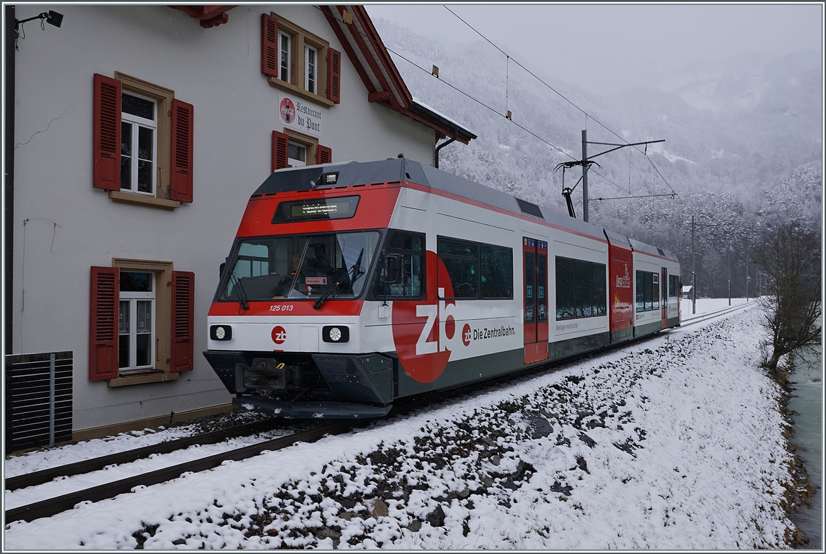 Der ehemalige CEV MVR GTW Be 2/6 7004  Montreux  ist nun bei der Zentralbahn und somit quasi bei der SBB als Be 125 013 (90 85 847 0013-6) im Einsatz und erreicht von Innertkirchen kommend in Kürze die Station Aareschucht West. 

16. März 2021