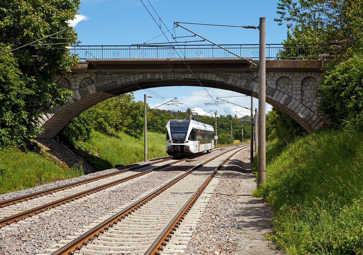 Der elektrische Gelenktriebwagen GTW 2/6 - RABe 526 729-9 (RABe 94 85 7526 729-9 CH THB) der Thurbo AG erreicht am 17.06.2016 bald den Hp Bietingen. 
Er f�hrt als S 22 die Verbindung Singen - Schaffhausen - Neuhausen - Jestetten.