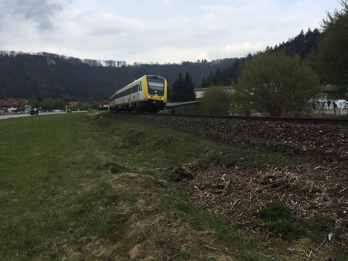 Der erste gelbe 612er kam mir heute vor die Kamera gefahren. 
612 612 als Re 22340 (Ulm Hbf - Sigmaringen)am 28.04.17 kurz nach Blaubeuren.