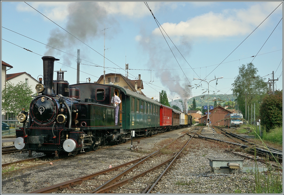 Der erste Riviera Belle Epoque Dampfzug wartet in Blonay auf die Abfahrt Richtung Vevey.
15. Mai 2016