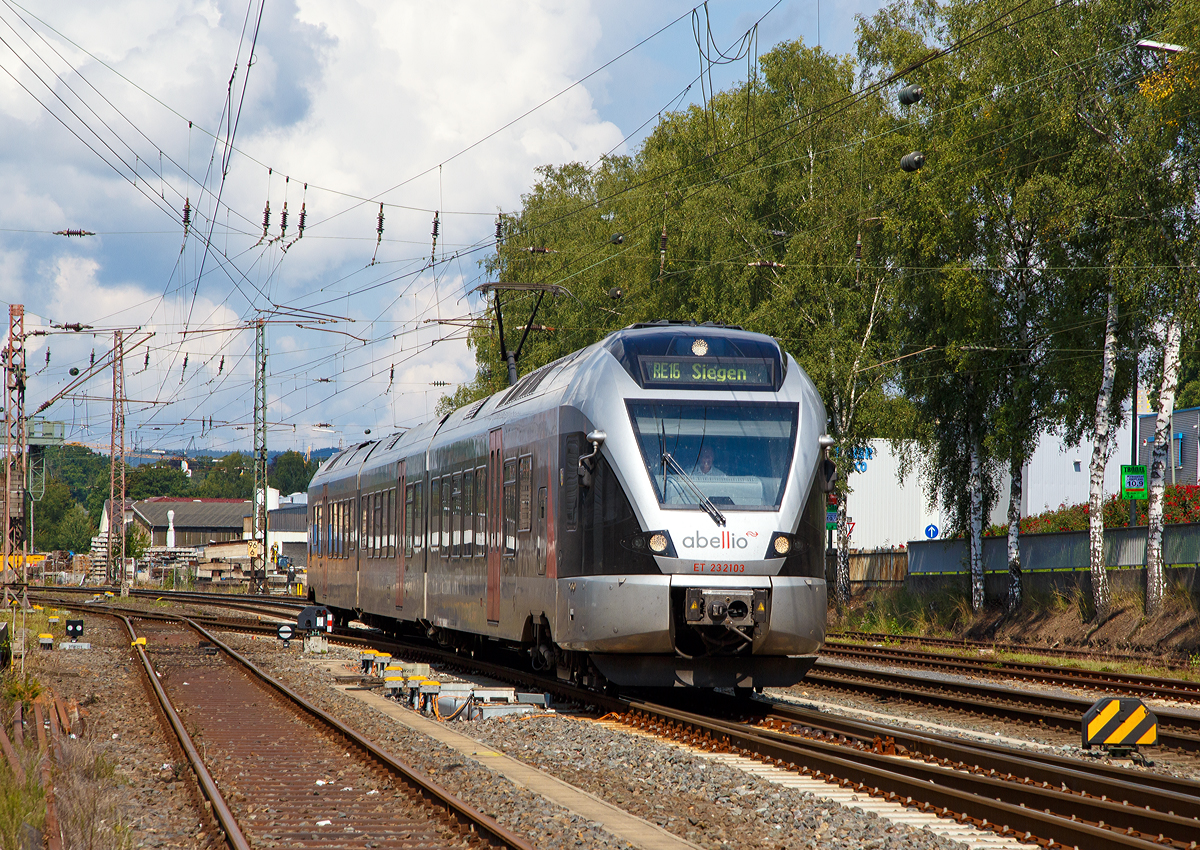 
Der ET 23 2103  Werdohl  (94 80 0427 102-9 D-ABRN / 94 80 0827 102-5 D-ABRN / 94 80 0427 602-8 D-ABRN), ex ET 23 003, ein 3-teiliger Stadler Flirt der Abellio Rail NRW fährt am 03.09.2017 als RE 16  Ruhr-Sieg-Express  (Essen - Hagen - Siegen), von Kreuztal weiter in Richtung Siegen.