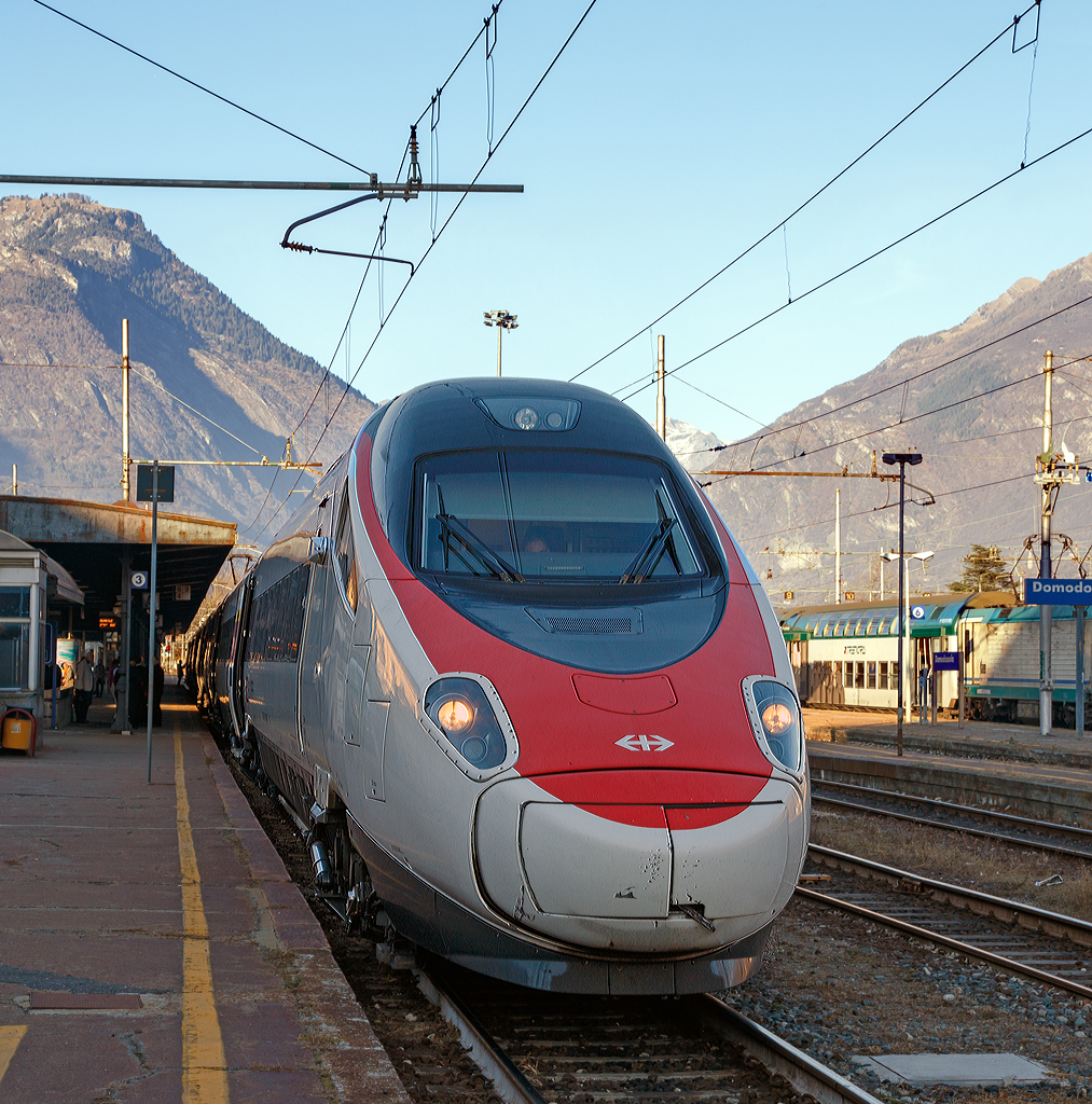 
Der ETR 610 der 1. Serie  (93 85 5 610 007-2 CH-SBB / 93 85 5 610 107-0 CH-SBB) steht als EC 59 (Basel SBB - Milano Centrale) am 27.12.2015 im Bahnhof Domodossola (I) zur Weiterfahrt bereit. Die sieben SBB ETR 610 der 1. Serie werden noch, um den Gotthard-Basistunnel befahren zu können, mit einem Refit an die Züge der zweiten Serie angepasst und erhalten dann neue Nummern (RABe 503 001–007).
