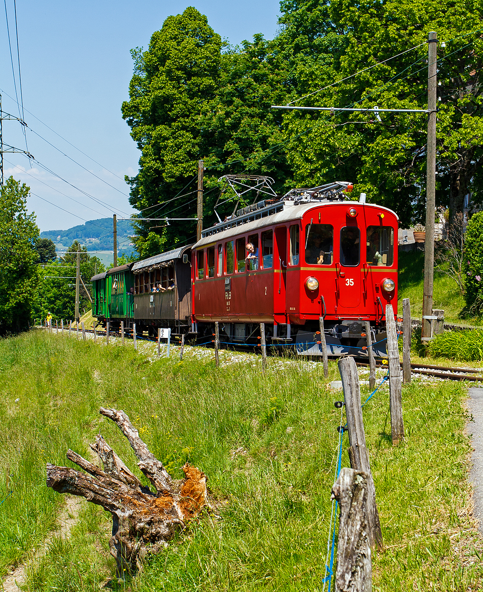 
Der ex RhB Triebwagen ABe 4/4 I 35 der Museumsbahn Blonay–Chamby, fährt am 27.05.2012 von Blonay, mit 3 angehängten Wagen (die Originalität etwas trüben) hinauf nach Chamby, hier bei Chaulin. 

Der Triebwagen wurde 1908 Ursprünglich als BCe 4/4 10 von SIG / Alioth für die Berninabahn (BB) gebaut, 1943 übernahm die Rhätischen Bahn (RhB) die Berninabahn und ließ ihn 1949 in den heutigen ABe 4/4I Nr. 35 umbauen. 
Insgesamt 17 Triebwagen wurden von der RhB in den Jahren 1946–1953 aus Fahrzeugen der Baujahre 1908–1911 umgebaut, davon 8 Triebwagen zu den ABe 4/4 I 30 bis 37 (bis 1956 BCe 4/4), sowie einer zum ABDe 4/4 38 (bis 1656 BCFe bzw. bis 1961 ABFe 4/4). Diese neun Triebwagen erhielten auch eine neue elektrische Ausrüstung, wobei sich die Leistung auf 395 kW erhöhte, bei den späteren Umbauten sogar auf 440 kW. Damit konnte die zulässige Anhängelast auf 40 t verdoppelt und die Höchstgeschwindigkeit von 45 km/h auf 55 km/h erhöht werden. 

Die ebenfalls während des Zweiten Weltkriegs mit der Rhätischen Bahn fusionierte Chur-Arosa-Bahn hatte lediglich sechs Triebwagen, was für den wachsenden Wintersportverkehr ungenügend war. Da bei der Berninabahn die Verkehrsspitze im Sommer lag, war es möglich, im Winter jeweils einige Triebwagen nach Chur abzugeben. Zu diesem Zweck baute die RhB 1946 / 47 die Triebwagen 31 bis 34 zu Zweispannungsfahrzeugen um, 1953 folgte noch der Triebwagen 30.

Die weiteren modernisierten Fahrzeuge 35 bis 38 erhielten nur eine elektrische Ausrüstung für die Berninabahn und keinen Druckluftkompressor. Anstelle der SAAS-Hüpfer wurden MFO-Vielstufenkontroller eingebaut. Hingegen erlaubte der Verzicht auf die Zweispannungsausrüstung eine höhere Nennleistung von 440 kW.

Die restlichen acht Fahrzeuge behielten ihre alten Fahrmotoren und Nummern. Ihre Leistung konnte durch verbesserte Lüftung der Fahrmotoren auf 350 kW gesteigert werden.

Technische Daten (des ABe 4/4 I 35 nach Umbau):
Spurweite: 1.000 mm
Achsformel:  Bo'Bo'
Länge über Puffer: 13.930 mm
Drehzapfenabstand: 8.000 mm
Achsabstand im Drehgestell: 2.000 mm
Breite:  2.500 mm
Triebraddurchmesser: 850 mm
Dienstgewicht:  30 t
Höchstgeschwindigkeit:  55 km/h
Dauerleistung:  440 kW
Anfahrzugkraft:  102 kN
Stundenzugkraft:  56 kN bei 27,2 km/h
Anzahl Fahrmotoren: 4
Übersetzungsverhältnis: 	1 : 5,75
Stromsystem:  1 kV DC (Gleichstrom)
Sitzplätze:  12 in der 1. Klasse  und 31 in der 2. Klasse
