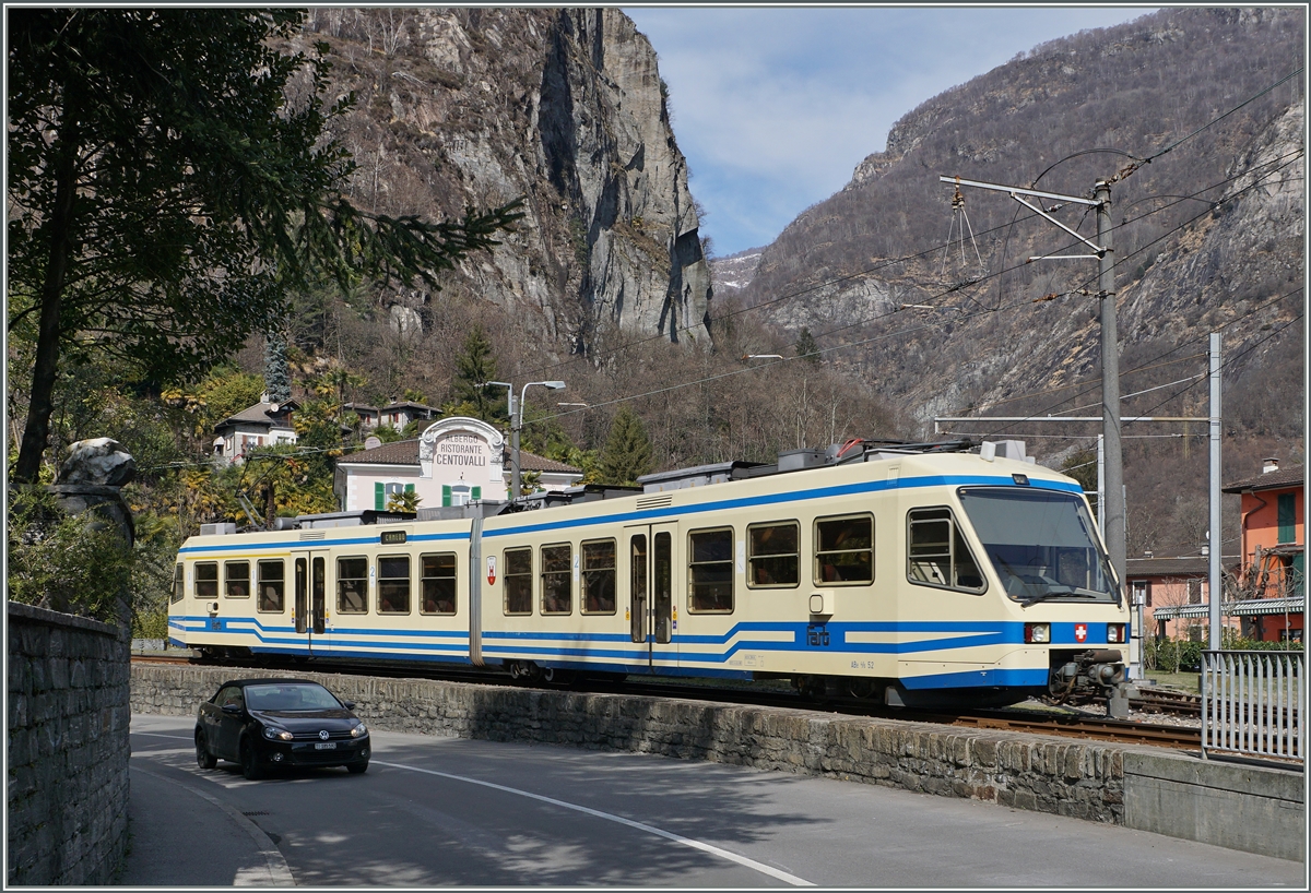 Der FART ABe 4/6 52 als Regionalzug nach Camedo zwischen Ponte Brolla und Tegna; der Einschitt in der Bildmitte führt ins leider seit Jahren bahnlose Maggiatal.
11. März 2016