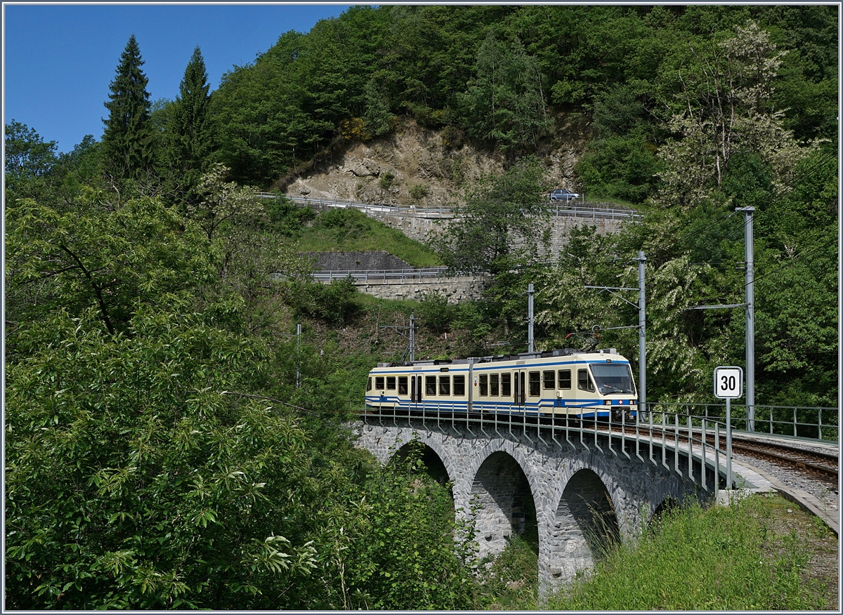 Der FART ABe 4/6 52 als Regionalzug von Camedo nach Locarno erreicht Verdasio.
20. Mai 2017