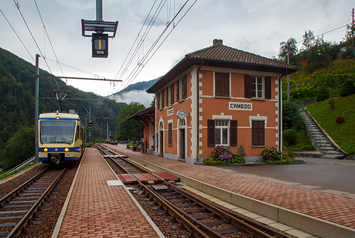 Der FART Gelenk-Triebwagen ABe 4/6 54 „Intragna“  am 02.08.2019  hat seinen Endbahnhof  Camedo erreicht, und steht nun wieder zur R�ckfahrt nach Locarno bereit.

Camedo ist ein Ort der Gemeinde Centovalli im Kanton Tessin in der Schweiz. Der Bahnhof ist der letzte auf der Schweizer Seite der Centovalli-Bahn, bzw. der von der FART (Ferrovie autolinee regionali ticinesi) als Centovalli-Bahn betrieben wird, 600 m weiter ist die schweizerisch-italienische Grenze. Der n�chste Bahnhof ist Ribellasca, der von der italienischen SSIF (Societ� subalpina di imprese ferroviarie) betrieben wird und ab hier beginnt dann die Valle Vigezzo bis Domodossola.
