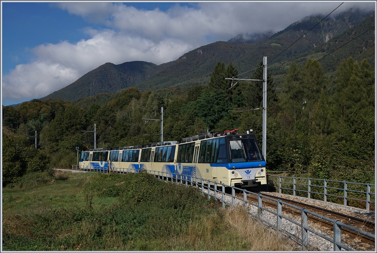 Der Ferrovia Vigezzina SSIF Treno Panoramico D47 kurz vor Santa Maria Maggiore.
7. Okt. 2016