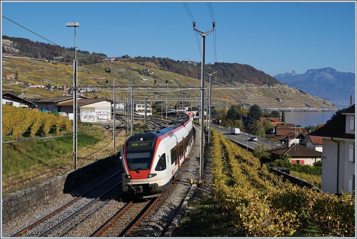 Der Flirt RABe 523 019 als S2 nach Vallorbe.
16. Okt. 2017