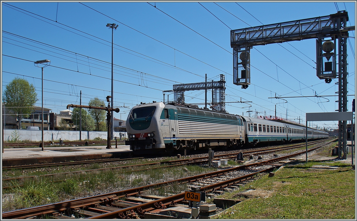 Der FS E 403.006 verl�sst mit ihrem IC 510 von Salerno nach Torino Viareggio. 
21. April 2015