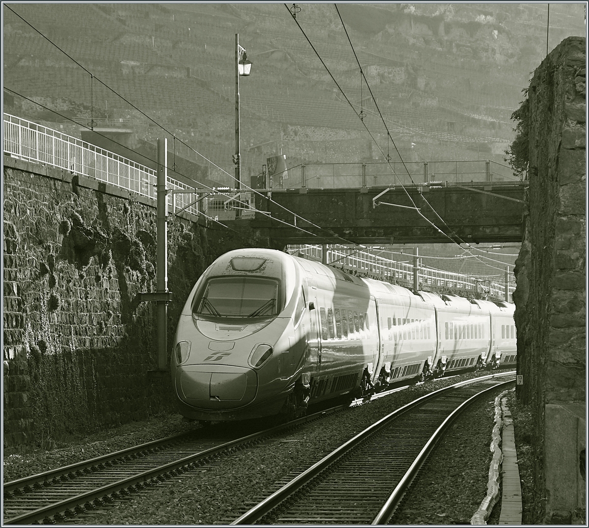 Der FS Trenitalia ETR 610 011 auf dem Weg als EC 37 nach Milano bei der Ausfahrt im Bahnhof von Rivaz. 

3. April 2021
