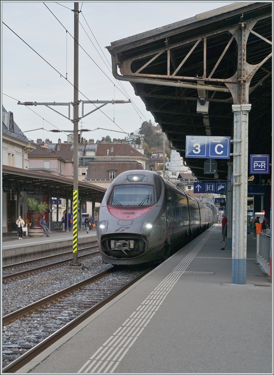 Der FS Trenitalia ETR 610 003 erreicht als EC 143 den Bahnhof von Montreux. Der Zug ist auf er Fahrt von Genève nach Domodossola. 

13. Nov. 2025