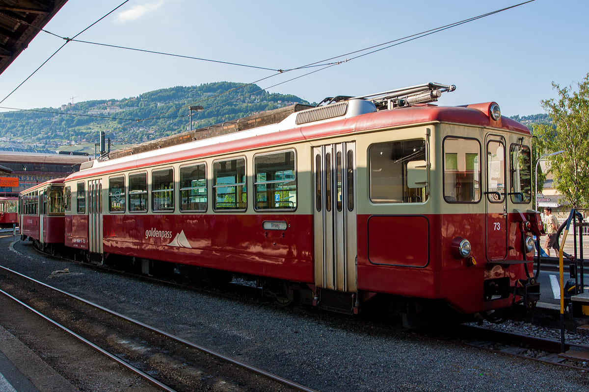 Der Gepäcktriebwagen CEV BDeh 2/4 Nr. 73 steht mit dem Steuerwagen CEV BT 222 am 29.05.2012 im Bahnhof Vevey. Beide von der MVR (Transports Montreux–Vevey–Riviera), ex CEV (Chemins de fer électriques Veveysans). Sowohl den Trieb- und den Steuerwagen gibt es heute nicht mehr.

Die Triebwagen sind für den gemischten Einsatz auf Adhäsions- und Zahnradstrecken ausgerüstet. Es wurden 1970 eine Serie von 4 Stück  (Triebwagen 71 bis 74) von SWP (Schindler Waggon Pratteln) gebaut, die elektrische Ausrüstung lieferte SAAS (Société Anonyme des Ateliers de Sécheron) und die Motoren kamen von BBC. Im Jahr 1983 wurde ein fünfter (dieser Nr. 75) auch von SWP, SAAS, BBC gebaut. 

Der Triebwagen 71 wurde 1999 (als Beh2/4 71) zusammen mit dem Steuerwagen Bt 224 zum „Train des Etoiles“ umgebaut. Der Triebwagen 72 wurde 2002 zum Beh2/4 72 „Astro Pléiades“ umgebaut. Die Triebwagen 73 und 74 wurden 2017 abgebrochen (verschrottet) und der Triebwagen 75 folgte leider auch im Mai 2018. Und so sind sie auch leider verschwunden.

Die Triebwagen hatten beidseitig einen geschlossenen Führerstand, an den talseitig die Einstiegsplattform anschloss. An den bergseitigen Führerstand schloss das Gepäckabteil an, dann folgte die Einstiegsplattform. Der bergseitige Führerstand hat eine Stirnwandtüre, die dem Personal einen Wechsel in den Vorstellwagen erlaubte. Die Triebwagen hatten nur ein 2. Klasse Abteil mit 48 Sitzplätzen und 52 Stehplätze.

TECHNISCHE DATEN:
Baujahre: 1970 (71-74) und 1983 (75)
Spurweite: 1.000 mm (Schmalspur)
Achsfolge: (1 Az) (1 Az)
Zahnstangensystem: Strub
Länge über Puffer: 17.600 mm
Gewicht : 32.8 t
Höchstgeschwindigkeit :50 km/h (Adhäsion) / 22 km/h (Zahnrad)
Fahrleitungsspannung: 850 V DC (Gleichstrom)

Die Steuerwagen hatten bergseitig einen geschlossenen Führerstand, dieser hat zudem Frontwandtür die dem Personal einen Wechsel in den Vorstellwagen erlaubte. Die Steuerwagen hatten nur ein 2. Klasse Abteil mit 64 Sitzplätzen und 36 Stehplätze.

Die Steuerwagen Bt 221 und Bt 222  wurden 1976 von SWP (Schindler Waggon Pratteln) gebaut, die elektrische Ausrüstung lieferte SAAS (Société Anonyme des Ateliers de Sécheron). Der Bt 222 wurde 2017 abgebrochen (verschrottet). Der Bt 223 wurde 1983 von ACMV/BBC/SIG, teilweise aus Teilen des ehemaligen CEV C4 211 (1949),  gebaut und 2009 an die TPC für die BVB (Bex-Villars-Bretaye-Bahn) verkauft und dort 2010 zum BVB B 66 umgebaut. Der Bt 224 wurde 1990 von ACMV/BBC/SIG gebaut, 1999 wurde er zusammen mit dem BDeh2/4 71 zum „Train des Etoiles“ (mit Niederflur-Einstiegen) umgebaut.

TECHNISCHE DATEN (Steuerwagen Bt 22x):
Gebaute Anzahl: 4 (Bt 221 bis Bt 224)
Baujahre: 1976, 1983 und 1990
Spurweite: 1.000 mm (Schmalspur)
Anzahl der Achsen: 4
Länge über Puffer: 16.600 mm
Drehzapfenabstand: 9.900 mm
Eigengewicht: 8,8 t