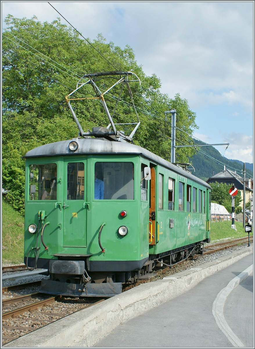 Der GFM Triebwagen Be 4/4 111 war einige Zeit der Blonay Chamby im Einsatz und kam dann zur 2012 gegründeten GFM Historique. Der Triebwagen wurde bei SWS/Alioth 1903 gebaut und als CEG CFe 4/4 11 in Betrieb genommen. 1928 wurde er nach einem ersten Umbau zum BCe 4/4 111 und 1956 nach einem zweiten Umbau 1956 zum GFM Be 4/4 111. Das Bild zeigt den Triebwagen im Einsatz bei der Blonay-Chamby Bahn beim Rangieren in Blonay. 

5. Juni 2010