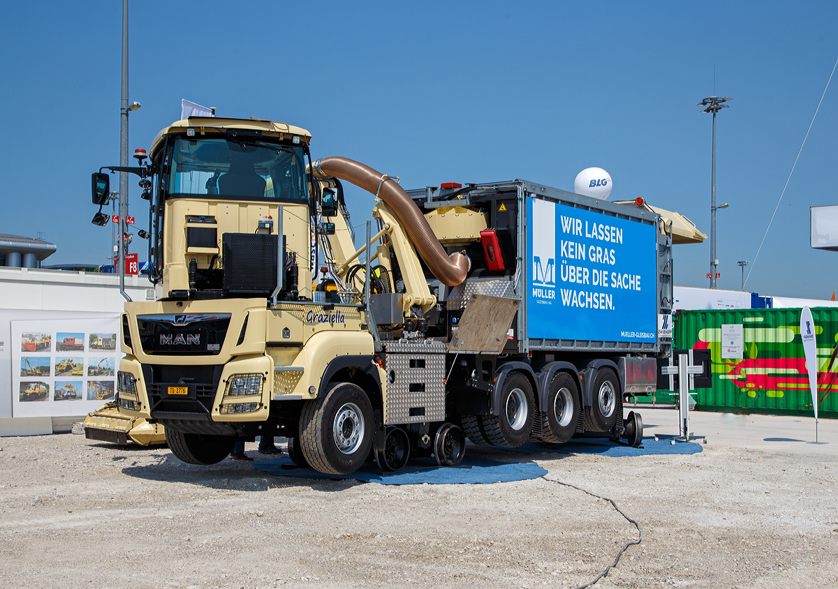 
Der Graziella Zweiwege-Böschungsmäh-LKW (ZW-Saugmäher-LKW) der Müller Gleisbau AG wurde auf der Messe “transport logistic 2019“ in München (hier 05.06.2019) auf dem Freigelände präsentiert.

Hersteller ist die Müller Technologie AG auf Basis eines MAN-Fahrgestelles und mit einem Müller HFW 4/4 Zweiwege-Schienenfahrwerk. Das Müller Hydrostatenfahrwerk besitzt sämtliche Schweizer Zulassungen.

TECHNISCHE DATEN:
Hersteller: Müller Technologie AG
Motor: MAN
Leistung: 387 KW
Länge: 12.000 mm
Breite: 2.500 mm
Höhe 4.000 mm
Leergewicht: 30.000 kg
Nutzlast: 7.000 kg
V max. (Straße): 80 km/h

Schienenmerkmale:
V max.: 40 km/h
V max. geschleppt: 10 km/h
Kleinster Kurvenradius: 27 m
Steigfähigkeit: 107 ‰  mit 14 km/h
Hydrostatischer Fahrantrieb: Antrieb auf allen Achsen
Aufgleisbar im 90°-Winkel zum Gleis